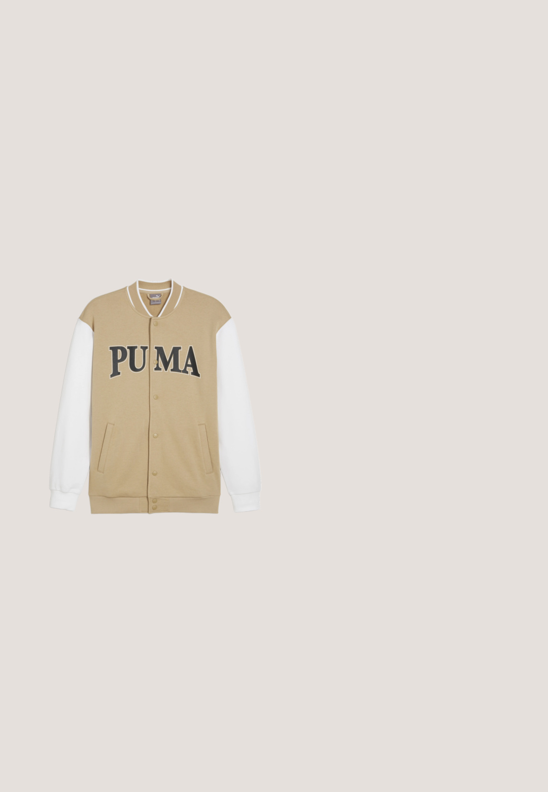 Beige Varsity-Jacke mit weißen Ärmeln, ausgestattet mit einem auffälligen schwarzen "PUMA"-Logo und einem Druckknopfverschluss vorne. Verfügt über seitliche Taschen.; Puma Kapuzenpullover - braun; Helles blaues Sporthemd mit kurzen Ärmeln, V-Ausschnitt, mit schwarzem Puma-Logo und weißen Akzenten am Kragen und an den Ärmeln.; Beige Jogginghose mit elastischem Bund, gerippten Bündchen und einem kleinen weißen Puma-Logo am linken Oberschenkel, dargestellt auf weißem Hintergrund.; Flacher gelber Puma-Sneaker aus Wildleder mit weißem Seitenstreifen und brauner Gummisohle, von der linken Seite gezeigt.; Tarnstoffgürtel in Brauntönen und Grüntönen, mit einer schwarzen Schnalle mit dem Logo "URBAN CLASSICS" und einer strukturierten Oberfläche.