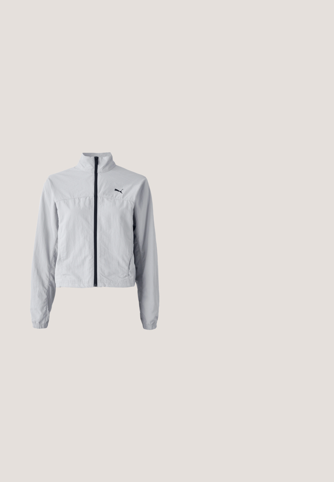 Veste coupe-vent gris clair avec un col haut, fermeture éclair frontale complète et poignets élastiques. Présente un logo noir sur le côté supérieur gauche.; Top court à motifs zébrés en tissu doux, avec un détail noué à la taille et un col rond. Schéma de couleurs monochrome.; Jupe noire avec une texture lisse, coupe droite et une petite étiquette de logo sur le côté. Design simple sans motifs ni détails supplémentaires.; Ballerine en daim noir avec brides croisées, détail texturé sur le côté et semelle en caoutchouc basse.; Sac à main en cuir verni noir avec des poignées supérieures doubles, une bandoulière amovible, une forme arrondie et un logo "PUMA" en relief bien visible.; Boucles d’oreilles créoles en métal argenté avec une surface lisse légèrement incurvée et des fermoirs à clapet sur un fond blanc uni.