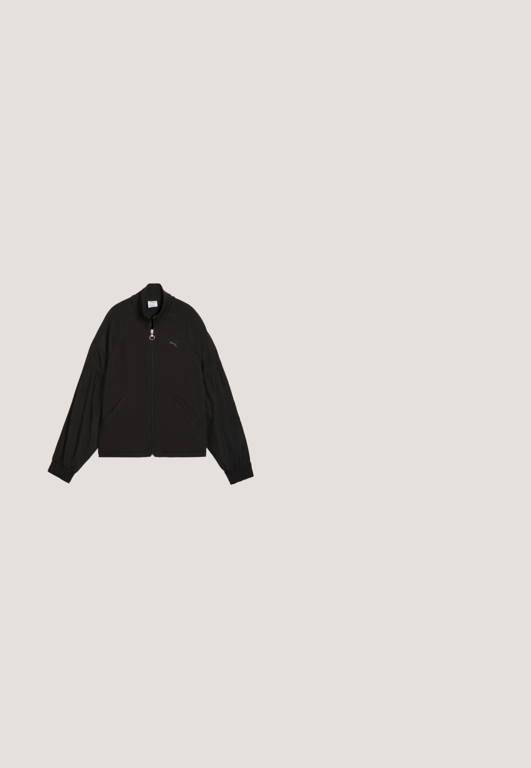 Zwarte jas met rits, lange opgepofte mouwen, elastische manchetten, twee voorzakken en een klein Puma-logo op de borst.; Zwart mouwloos geribd cropped top met ronde hals en klein grijs Puma-logo op de linkerborst.; Zwarte high-waisted sportshorts gemaakt van slank, rekbaar materiaal. Bevatte gladde naden en een strakke pasvorm, ideaal voor sportkleding.; Zilveren lage sneaker met witte veters, zwarte zool en wit Puma-logo aan de zijkant, gezien vanaf de buitenkant.; Zwarte rechthoekige zonnebril met donkere glazen en een logo op het montuur, rustend op een witte ondergrond.; Zwarte gewatteerde handtas met een gebogen vorm, gerimpelde strap, zilveren hardware en een merketiket. Voorzien van een ritsluiting en een afneembare strap.