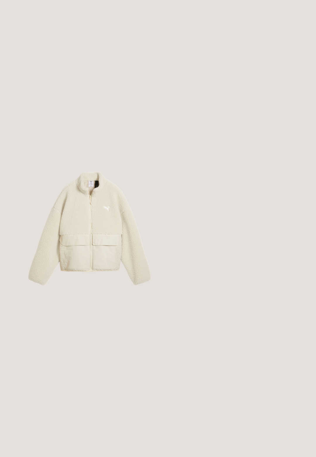 Chaqueta de forro polar cremosa con cremallera, mitad superior texturizada, bolsillos inferiores lisos y un pequeño logo de animal en el pecho.; Puma TAPE MINIMAL - Jersey con capucha - alpine snow; Camiseta corta de color crema claro, hecha de una tela suave, con mangas cortas y anchas, y un sutil logo de Puma en un color a juego en la parte delantera.; Pantalones de chándal color crema hechos de una tela suave, con cintura elástica, bolsillos laterales y un pequeño logo negro en el muslo izquierdo.; Piernas cruzadas con zapatillas Puma beige con rayas de estampado de leopardo y calcetines crema con volantes sobre una alfombra azul.; Pequeña bolsa de hombro color marfil con patrón acolchado, logotipo de Puma cosido en el frente y correa ancha ajustable con cierre superior de cremallera.