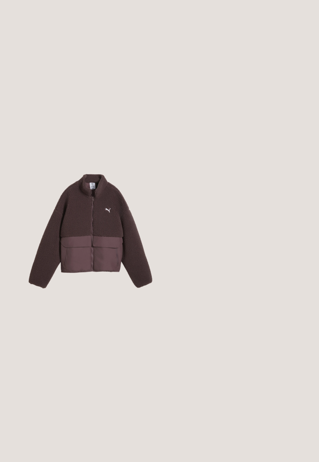 Braune Fleecejacke mit durchgehendem Frontreißverschluss, zwei Fronttaschen, hohem Kragen und weißem Puma-Logo auf der Brust.; Beigefarbener Kapuzenpullover mit Schlangenmuster, Front-Kängurutasche, Kordelzug und kleinem Puma-Logo auf der Brust.; Schwarzes Kurzarmshirt mit dezentem Leopardenmuster, elastischem Saum und kleinem weißen Puma-Logo auf der Brust.; Leopardmuster-Hosen in Grautönen mit lockerer Passform, elastischem Bund und schwarzen Seitendetails für zusätzlichen Kontrast.; Sneakers mit Leopardenmuster und braunen Wildlederakzenten, niedriges Profil, Schnürdesign, strukturierte Oberseite und Gummisohle. PUMA-Logo angezeigt.; Schwarze Puma-Schultertasche mit breitem verstellbarem Riemen und Reißverschluss, mit kleinem Puma-Logo vorne in der Mitte.