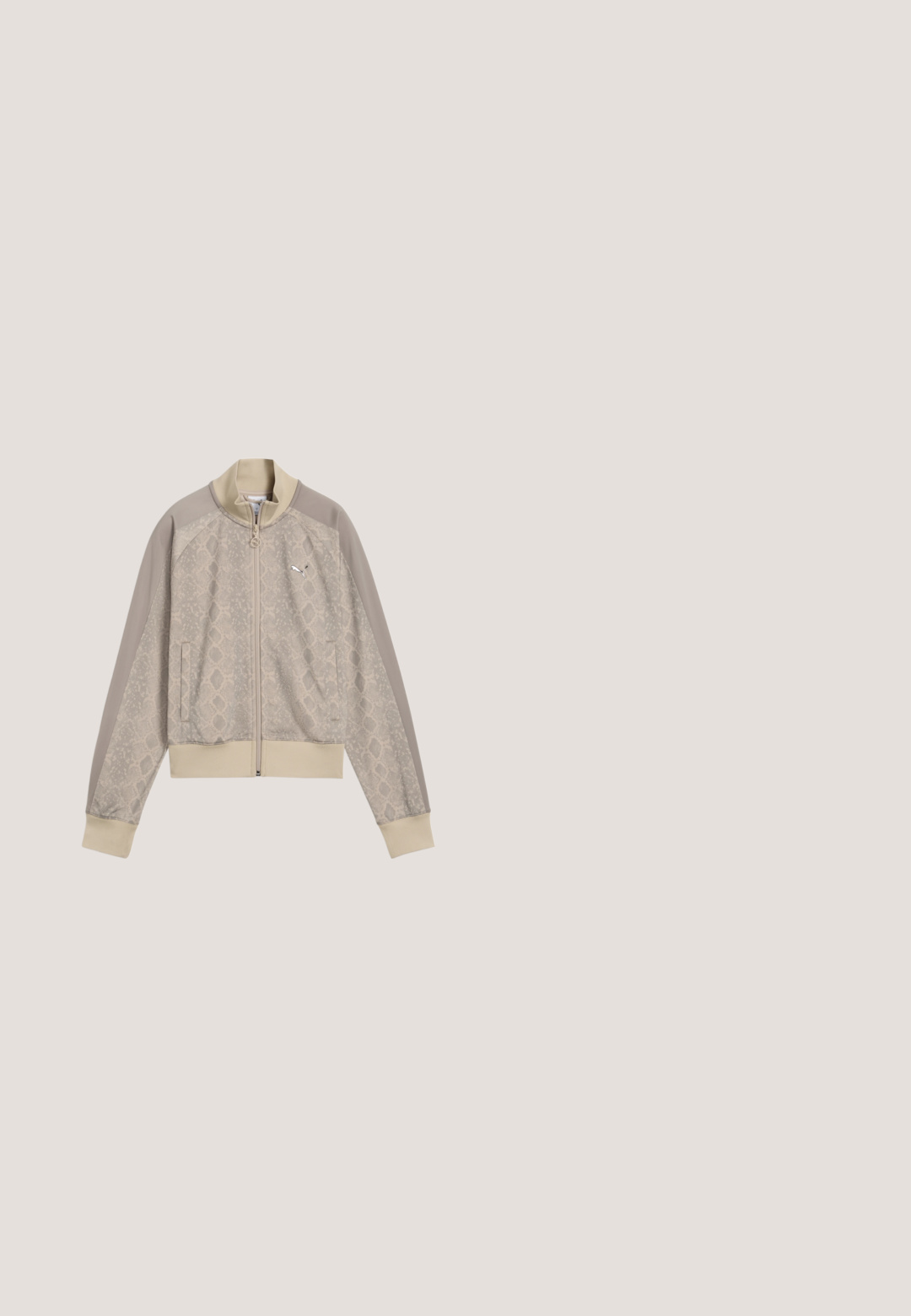 Beige lynlåstrøje med slangeskinds mønster, ensfarvede ærmer, ribstrikkede manchetter og kant og et lille Puma-logo på brystet.; Cremefarvet hættetrøje lavet af blødt stof, med et guld Puma-logo, en frontlomme og snore i hætten. Simpelt design.; Lyscreme cropped t-shirt lavet af blødt stof, med korte, brede ærmer og et subtilt Puma-logo i en matchende farve på forsiden.; Beige og lysegrå træningsbukser med lynlåslommer, elastisk linning, lige ben og et lille logo på øverste venstre lår.; Grønne ruskind sneakers med hvide læderdetaljer, struktureret syning, snørelukning og gummisål. Har unikke designfunktioner langs siderne.; Lille, blank, lyseblå PUMA-håndtaske med to hanke, aftagelig skulderrem, lynlåslukning og hvidt logo foran.