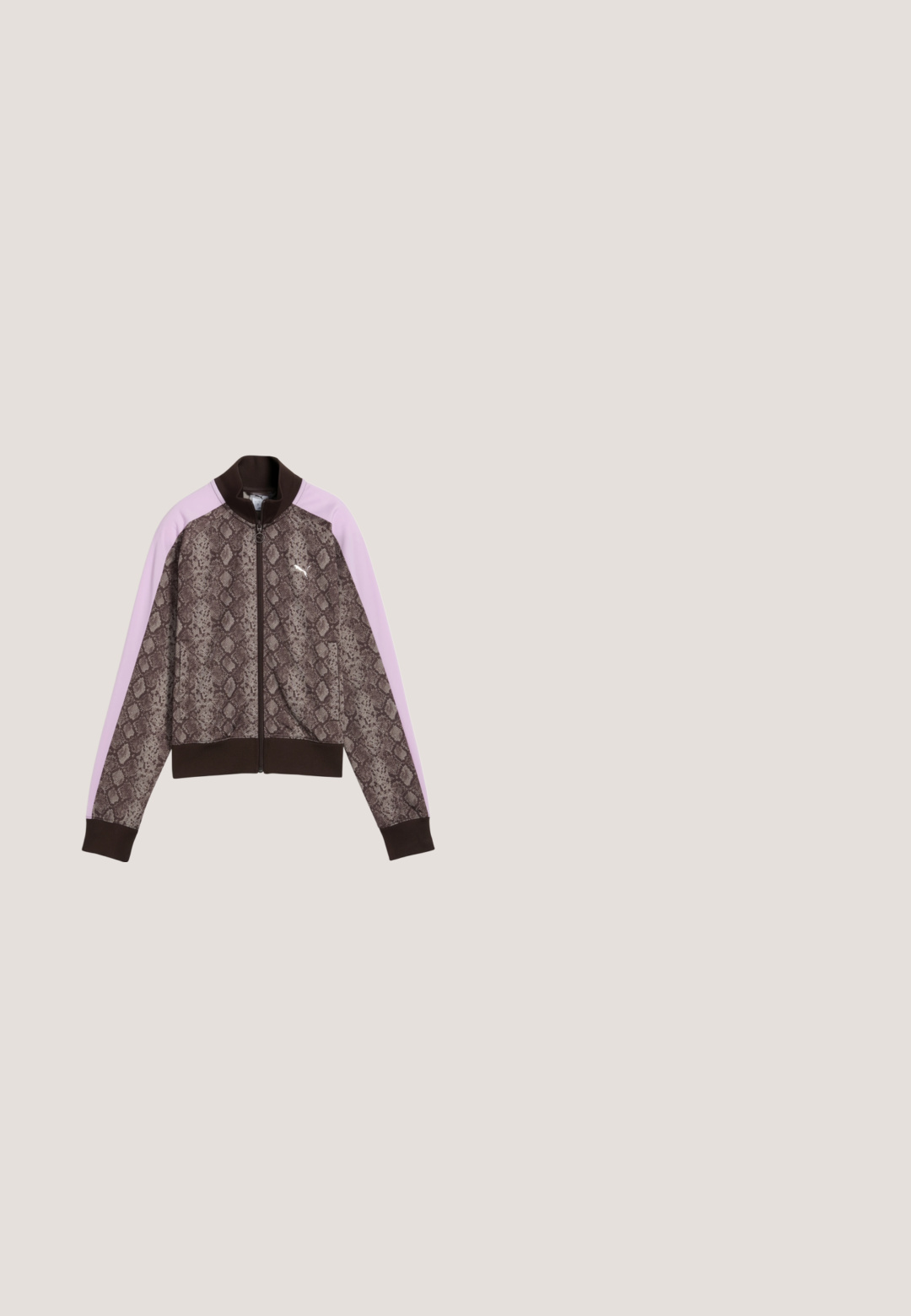 Bruin en beige jas met rits en slangenhuidpatroon, met lichtpaarse mouwen en donkerbruine kraag, manchetten en tailleband.; Donkergrijze hoodie met een voorzak, een capuchon met trekkoord en een lichtroze grafisch ontwerp met verweven bladeren en de tekst "DE BALANS VAN TEGENSPELLINGEN."; Bruine trui met lange mouwen met verticale, gestructureerde strepen en een wit Puma-logo in het midden van de borst op een effen achtergrond.; Bruine trainingsbroek met elastische tailleband, trekkoord, zijzakken, witte zijstrepen en klein Puma-logo op de rechterdij.; Bruine suède Puma Palermo sneaker met dikke doorschijnende oranje zool en een gestikte logotag aan de zijkant.; Lichtroze schoudertas met zwart abstract vlekkenpatroon en verstelbare band, voorzien van een klein gouden Puma-logo middenvoor.