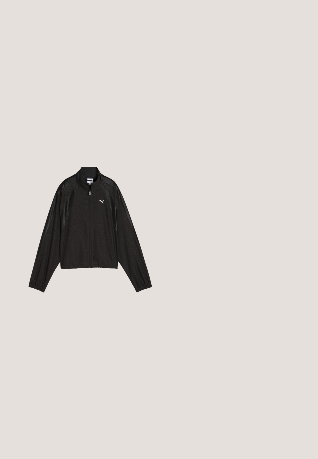 Chaqueta negra Puma con cremallera, mangas largas, cuello alto, patrón floral sutil y logo blanco de Puma en el pecho izquierdo.; Sudadera negra de manga larga con cuello alto y puños elásticos, con un pequeño logo de Puma en el pecho.; Camiseta blanca corta de algodón. Presenta un escote redondo y mangas cortas sueltas. Logo negro de Puma en el lado izquierdo del pecho.; Pantalones cortos deportivos negros con cinturilla elástica y cordón, con franjas laterales de estampado de leopardo y un logo blanco de Puma en la pierna izquierda.; Zapatilla deportiva alta de cuero negro y blanco, con acentos en rosa, puntera perforada y logo de marca en el lateral y la lengüeta. Suela de goma.; Puma CORE POP - Bolso shopping - black