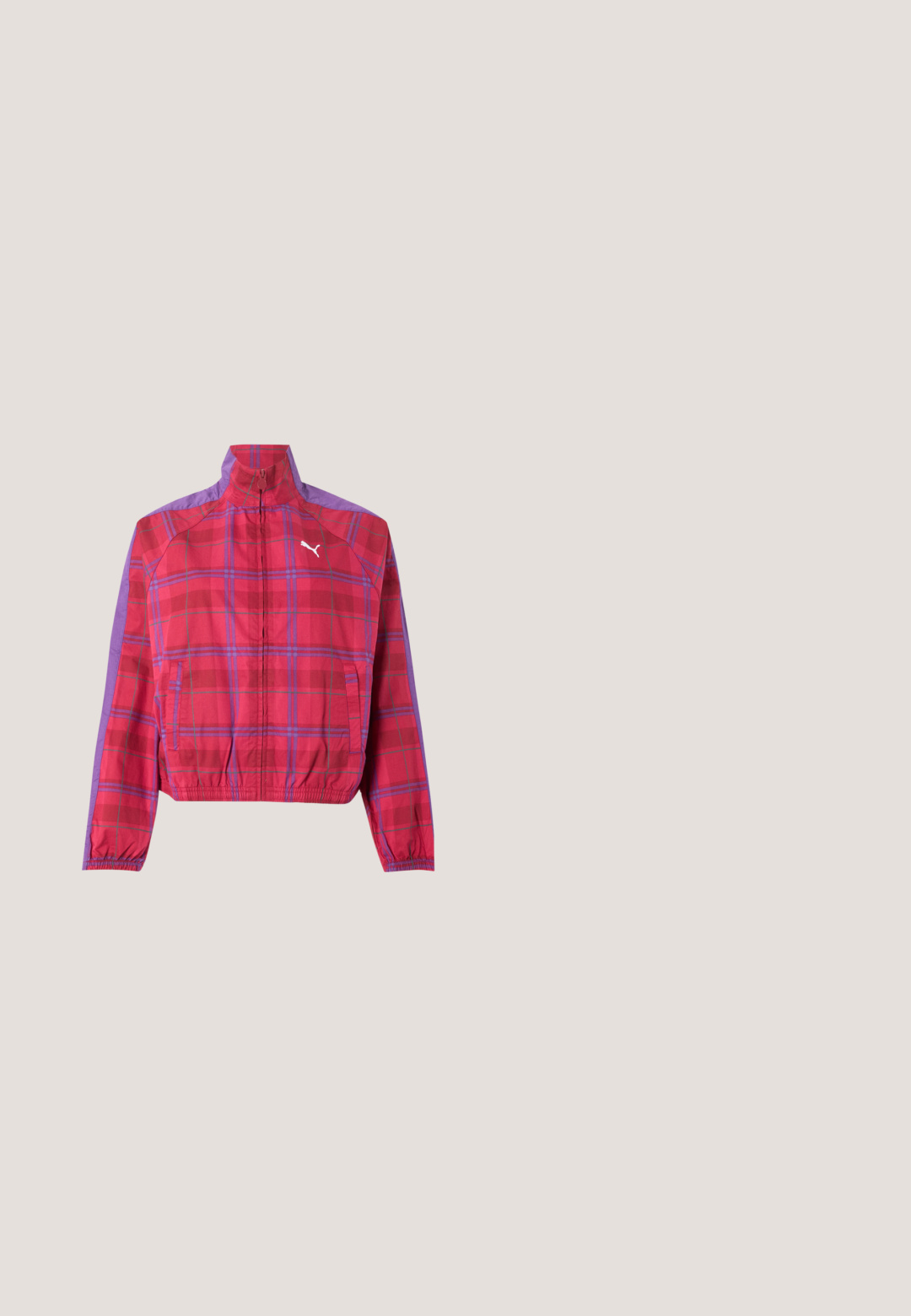 Veste zippée à carreaux rouges et violets avec col montant, poignets et ourlet élastiques, poches latérales et logo Puma blanc sur la poitrine.; Salopette en denim bleu clair avec bretelles réglables, poche avant avec écusson logo rouge et jambes larges et droites.; Pull-over à manches longues rose clair avec zip au quart, poignets côtelés, col montant et logo Puma blanc sur le côté gauche de la poitrine.; Baskets à imprimé léopard avec des accents en daim marron, profil bas, design à lacets, tige texturée et semelle en caoutchouc. Logo PUMA affiché.; Lunettes de soleil œil-de-chat avec des montures beiges et des verres dégradés violets posées sur une surface blanche.; Sac à main en cuir verni noir avec des poignées supérieures doubles, une bandoulière amovible, une forme arrondie et un logo "PUMA" en relief bien visible.