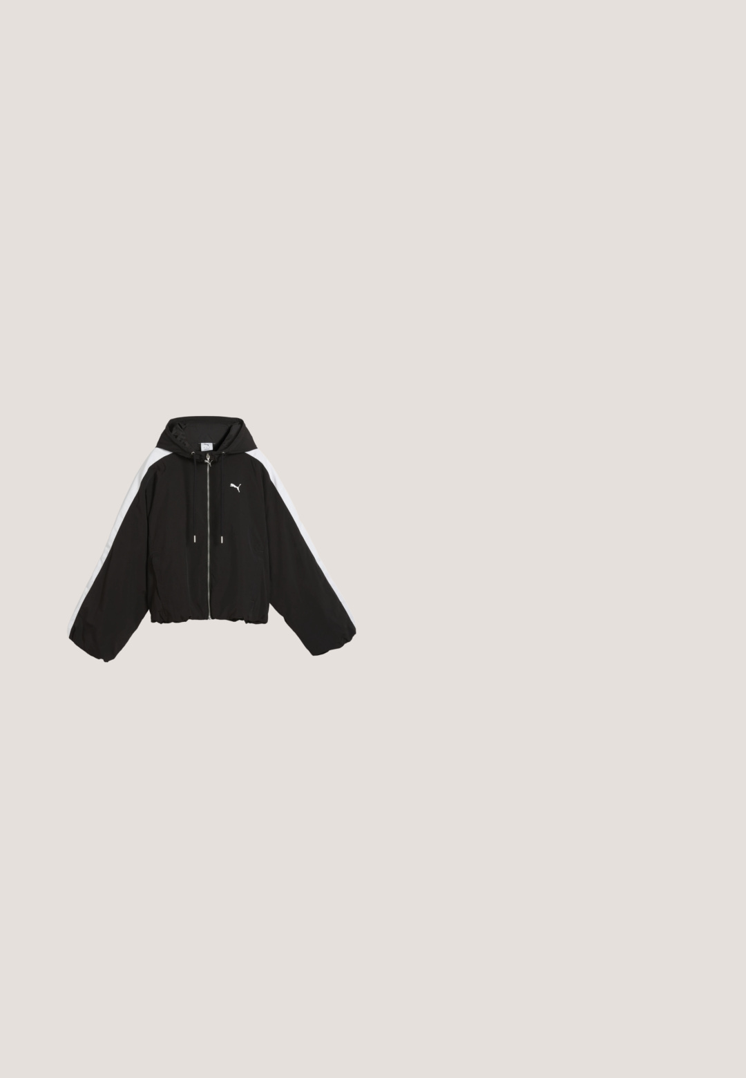 Veste noire zippée Puma avec des bandes blanches sur les manches, capuche avec cordon de serrage et ourlet élastique, posée à plat sur fond blanc.; Pull noir à manches longues avec une fermeture éclair d’un quart et un petit logo Puma sur la poitrine gauche, doté d’un col montant et de poignets côtelés.; T-shirt noir à manches courtes Puma avec col rond, coupe ample, fentes latérales discrètes et petit logo Puma sur la poitrine gauche.; Shorts de sport noirs avec taille à cordon, poches latérales et logo blanc Puma sur la jambe droite.; Baskets argentées avec une tige lisse et réfléchissante, dotées de semelles en caoutchouc noires et d'un design classique à lacets. Logo Puma sur le côté.; Petit sac d'épaule vert irisé avec bordure noire, sangle réglable noire, fermeture éclair et logo Puma au centre avant.
