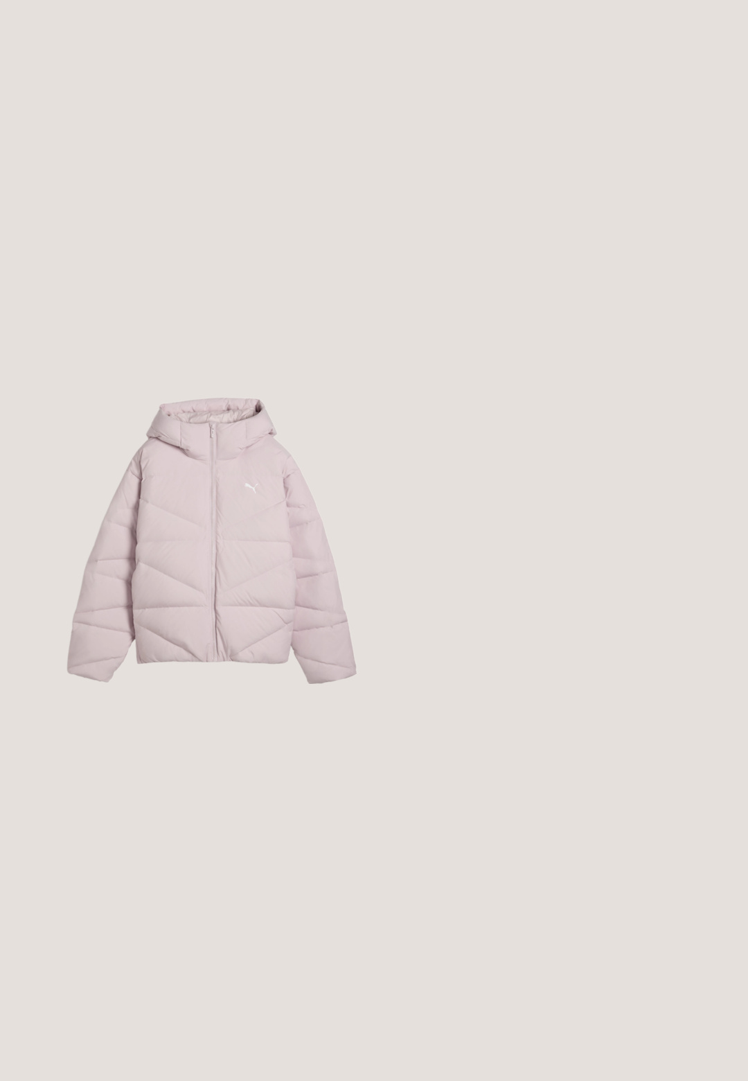 Lichtroze gewatteerde jas met capuchon, volledige ritssluiting aan de voorkant en Puma-logo op de linkerborst, weergegeven op een witte achtergrond.; Lichtroze hoodie met voorzak, verstelbare trekkoorden en een rond marineblauw en geel logo op de linkerborst.; Crèmekleurig Puma T-shirt met korte mouwen, losse pasvorm en ronde hals, met het Puma-logo in het midden van de borst.; Lichtbeige casual joggingbroek met elastische tailleband, trekkoord, zijzakken en subtiel logo op de rechterdij.; Gekruiste benen met beige Puma sneakers met luipaardprint strepen en gerimpelde crème sokken op een blauw tapijt.; Lichtroze crossbodytas in halve maanvorm met verstelbare band en klein Puma-logo aan de voorkant.