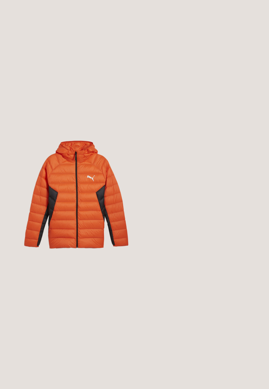 Orange pufferjakke med sorte sidepaneler, hætte, lynlås foran og hvid logo på brystet. Tekstureret, isoleret design for varme.; Kortærmet sort og grå sportstrøje med et tribal-lignende mønster og et lille hvidt Puma-logo på forsiden.; Sorte atletikbukser med subtilt mønster, hvide sidestriber, elastisk taljebånd og et hvidt Puma-logo på den øverste lår.; Høje grønne og sorte sneakers har en struktureret overflade, polstret krave, sorte snørebånd med hvide prikker og en gummisål med en lys farvet kant.; Sorte rektangulære solbriller med mørke linser og slanke stænger, mærket "McQueen" på siden.; Sort læderarmbånd med en sølvspænde, der har en farverig stribet detalje og et centralt stud.