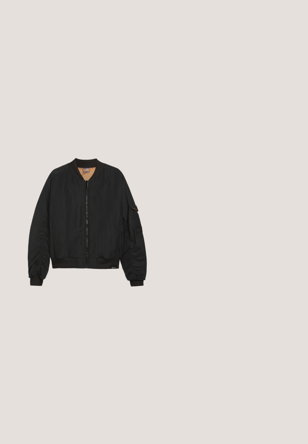 Schwarze Bomberjacke mit Reißverschluss, gerippten Bündchen und Saum sowie raffinierten Details an den Ärmeln. Innenfutter in kontrastierendem Tan.; Schwarze Kapuzenjacke mit einer Kängurutasche, gerippten Bündchen und einer verstellbaren Kapuze. Auf der Brust steht in weißem Text "DENKE ANDERS."; Oranges Baumwoll-T-Shirt mit rundem Halsausschnitt, kurzen Ärmeln und lockerer Passform. Keine Muster oder Akzente. Glatte Textur.; Schwarze Cargo-Hose aus robustem Material mit lockerer Passform, seitlichen Taschen und Knopfverschluss. Glatte Textur und schlichtes Design.; Steve Madden ZEKE - Schnürstiefelette - black; Schwarze Tragetasche aus strapazierfähigem Stoff mit zwei Obergriffen und einem abnehmbaren Schulterriemen. Mit einem Reißverschluss und seitlichen Akzenten ausgestattet.