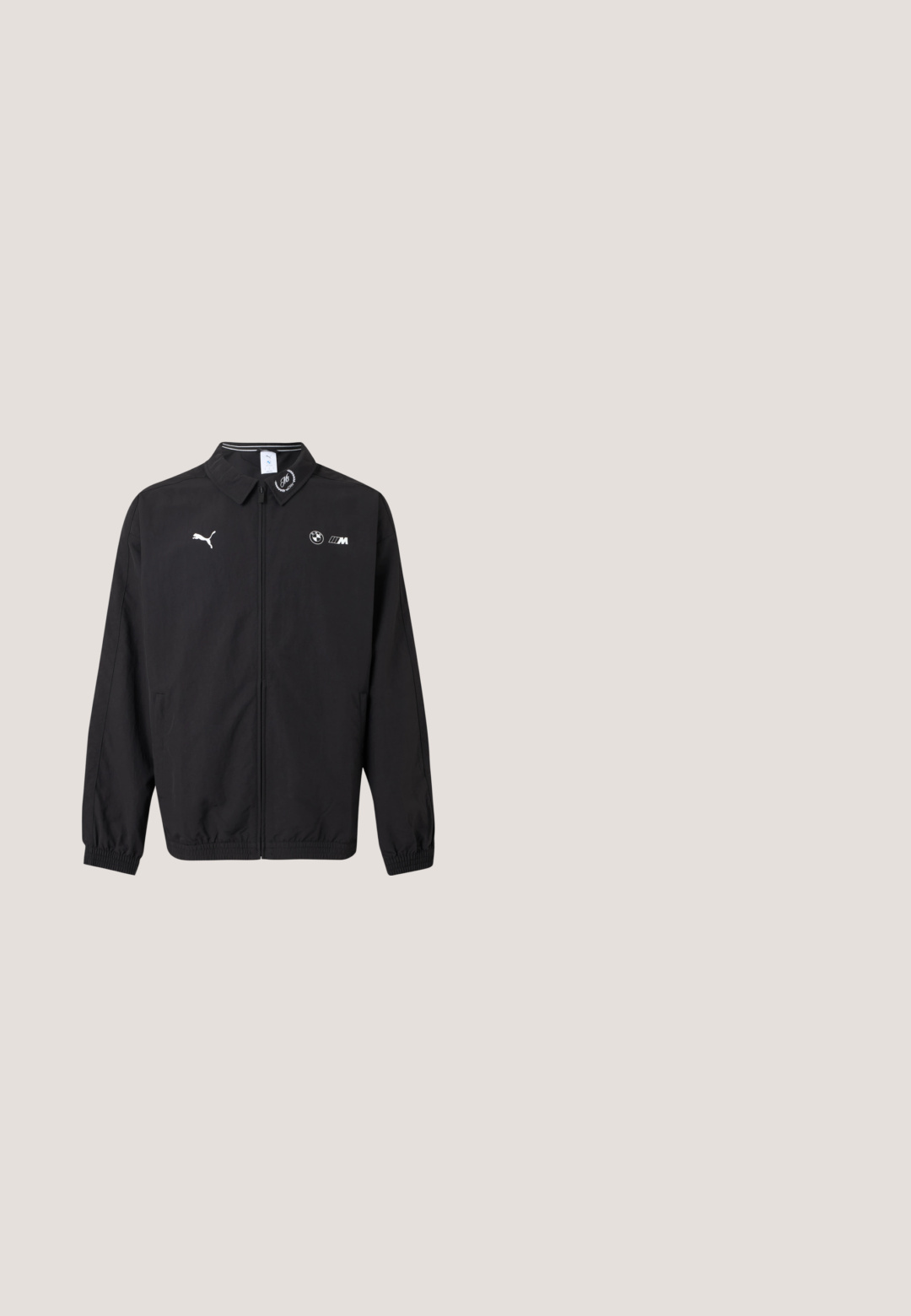 Veste noire zippée avec logo Puma sur le côté gauche de la poitrine, logo BMW M sur le côté droit, poignets élastiques et petit emblème sur le col.; Sweat-shirt noir à manches longues avec encolure ras du cou, poignets et ourlet côtelés, arborant un logo Puma noir discret sur le côté gauche de la poitrine.; T-shirt blanc à manches courtes avec les logos Aston Martin, Aramco Formula One Team et Puma centrés sur la poitrine.; Puma RELAXED TRACK PANTS - Pantalon de survêtement - black/alpine snow; Baskets Puma beige profil bas avec bande en daim rouge, semelle marron et logo Puma sur le côté et l'avant.; Lunettes de soleil à monture transparente avec des verres rectangulaires foncés et des détails de logo noirs sur les branches, présentées sur une surface blanche.