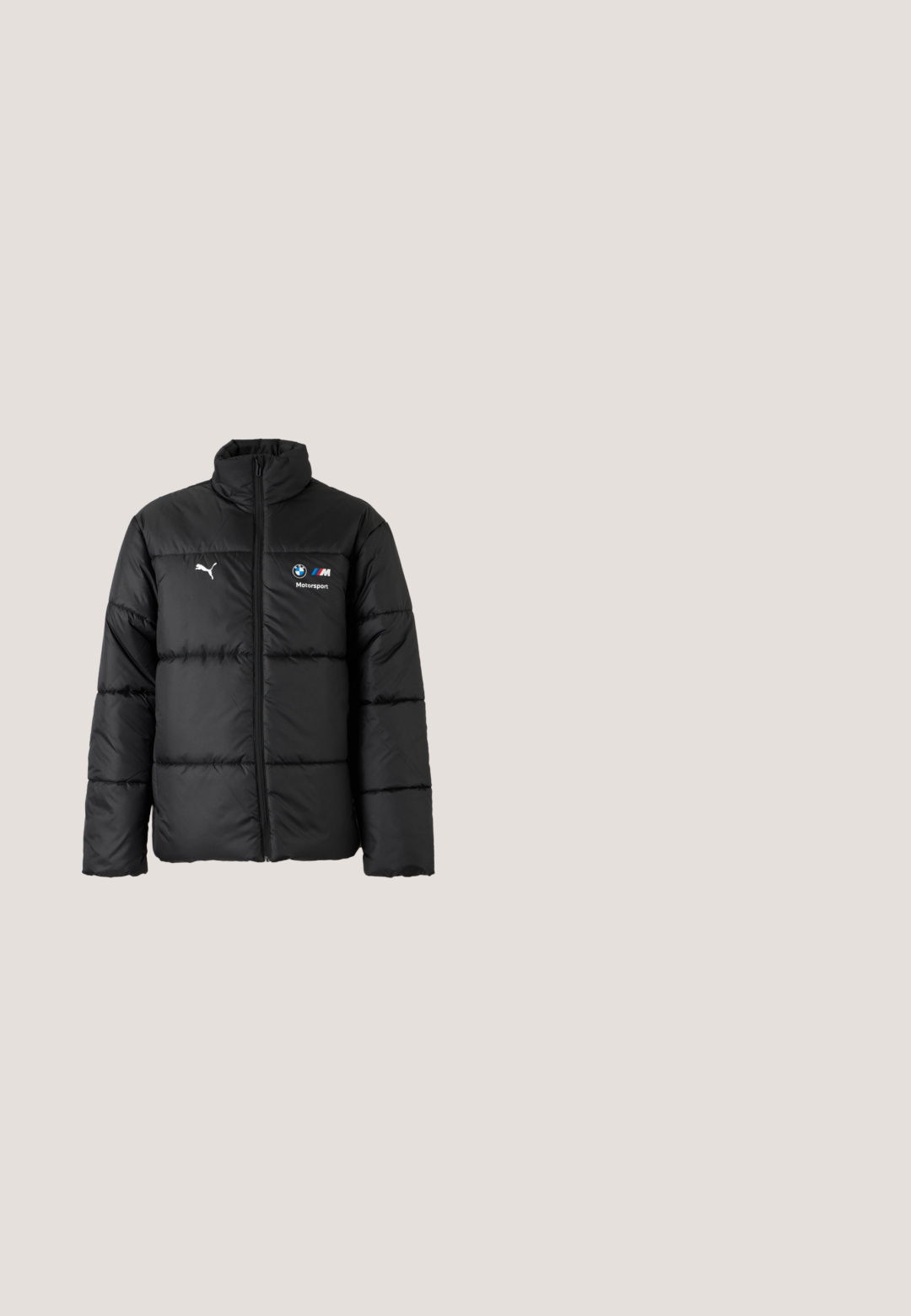 Zwarte donsjas met ritssluiting aan de voorkant, Puma-logo op de linkerborst en BMW Motorsport-logo op de rechterborst. Hoge kraag en lange mouwen.; Donkergroene hoodie van zachte stof met een voorzak, capuchon met trekkoord en grafische tekst met een oogontwerp en tranen.; Witte T-shirt met korte mouwen en ronde hals met een klein zwart Puma-logo op de linkerborst tegen een lichte achtergrond.; Zwarte sportbroek met subtiel patroon, witte zijstrepen, elastische tailleband en een wit Puma-logo op de bovenkant van de dij.; Bruine suède sneaker met witte accenten en een gestructureerd ontwerp. Heeft een zwarte rubberen zool en een opvallend Puma-logo aan de zijkant.; Zwarte zonnebril met ovale groene lenzen, slanke matte montuur en rubberen uiteinden voor comfort. Minimalistisch design zonder zichtbare branding.