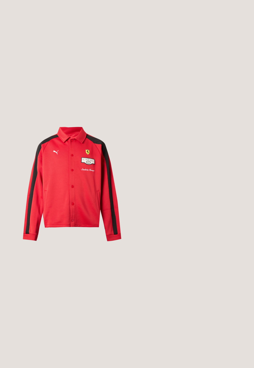 Veste rouge à manches longues Puma avec des bandes noires sur les manches, logo Ferrari sur la poitrine, boutons-pression et poches avant.; T-shirt de sport rouge avec accents blancs, col rond, manches courtes et logo Puma blanc sur la poitrine. Conçu en matériau léger.; Pantalon de sport noir avec bandes rouges latérales, taille élastique et poches zippées. Présente un logo blanc sur la partie inférieure de la jambe.; Baskets en suède noir avec un profil bas. Présentent un design texturé, une semelle en caoutchouc noir et des accents du logo Puma en argent.; Lunettes de soleil rectangulaires noires avec des verres sombres et des accents rouges sur les branches. Présente un design épuré et une texture antidérapante sur les bras.; Sac bandoulière noir avec sangle réglable, poche avant en maille avec cordon, et logo Tommy Jeans dans le coin inférieur avant.