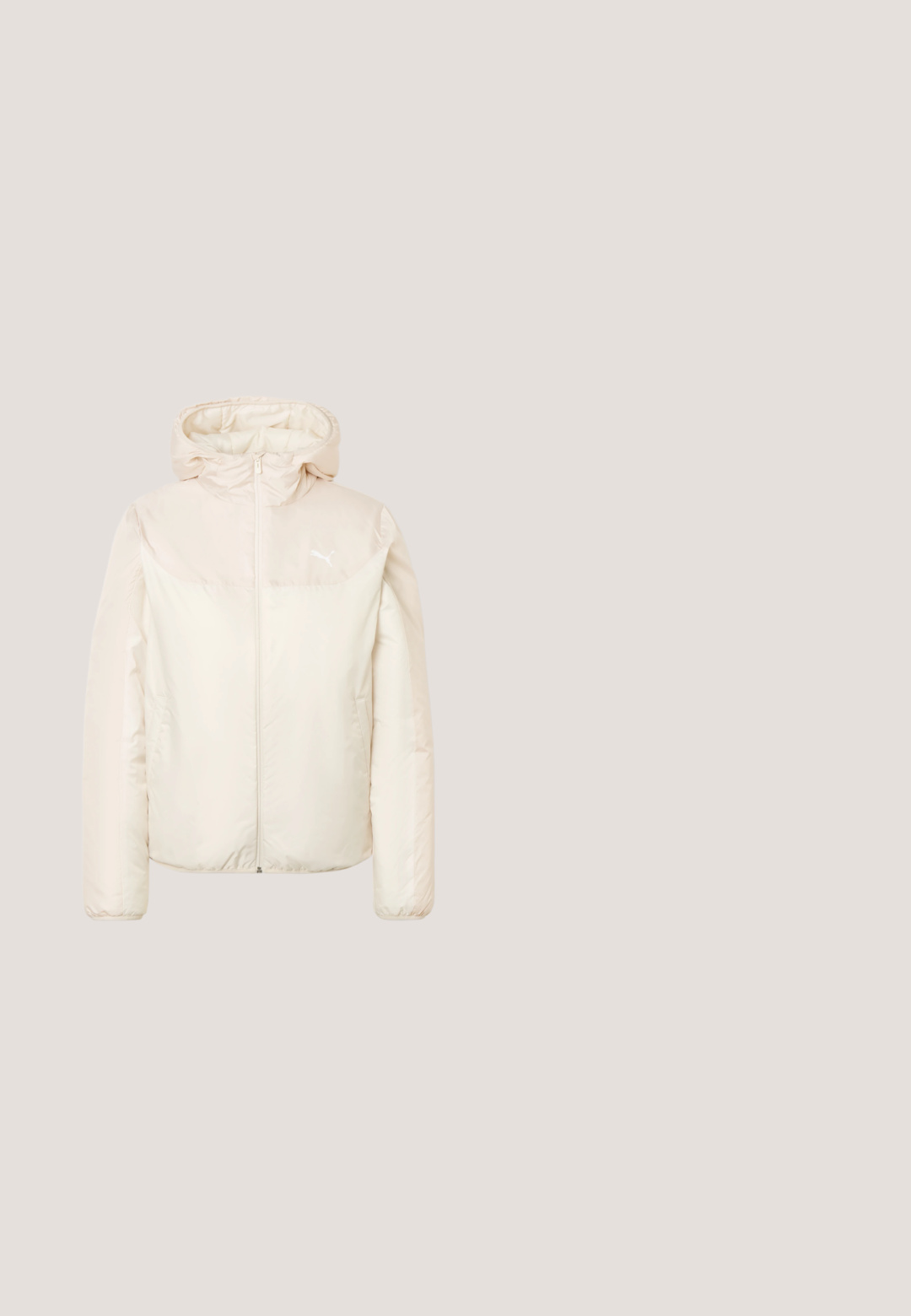 Beige gesteppte Jacke mit Kapuze, durchgehendem Frontreißverschluss, langen Ärmeln und kleinem Puma-Logo auf der Brust.; Kurze ärmels, cropped, brauner Sportoberteil aus glattem, leichtem Stoff mit einem subtilen Glanz und einem kleinen Logo auf der Brust.; Braune Jogginghose mit strukturierter Oberfläche, elastischem Bund, seitlichen Taschen mit Reißverschlüssen und einem Logo-Akzent am linken Bein.; Schwarze und graue Laufschuhe mit einer strukturierten Oberseite, die ein Schnürdesign aufweisen und eine weiße Sohle haben. Mit reflektierenden Details akzentuiert.; Schwarze, strukturierte Umhängetasche mit oberen Griffen, breitem, verstellbarem Schulterriemen und kleinem goldfarbenem Puma-Logo mittig auf der Vorderseite.; Silberfarbene kleine Creolen mit einem strukturierten Muster entlang der Außenkante und klaren Kunststoffverschlüssen, dargestellt auf hellem Hintergrund.