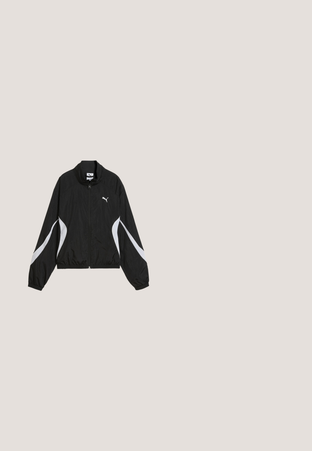Sort Puma jakke med lynlås, hvide buede striber på ærmer og front, elastiske manchetter og kant, og Puma-logo på brystet.; Sort langærmet hættetrøje med frontlomme, snorjusteret hætte og lille Puma-logo på venstre bryst.; Hvid oversized T-shirt med korte ærmer og sort Puma-logo centralt placeret under rund halsudskæring.; Sorte, vide bukser med elastisk talje og Puma-logo på venstre lår.; Hvide lave Puma sneakers med snørebånd, tekstureret gummisål og brandlogo på siden og hælflappen.; Lille, blank, lyseblå PUMA-håndtaske med to hanke, aftagelig skulderrem, lynlåslukning og hvidt logo foran.