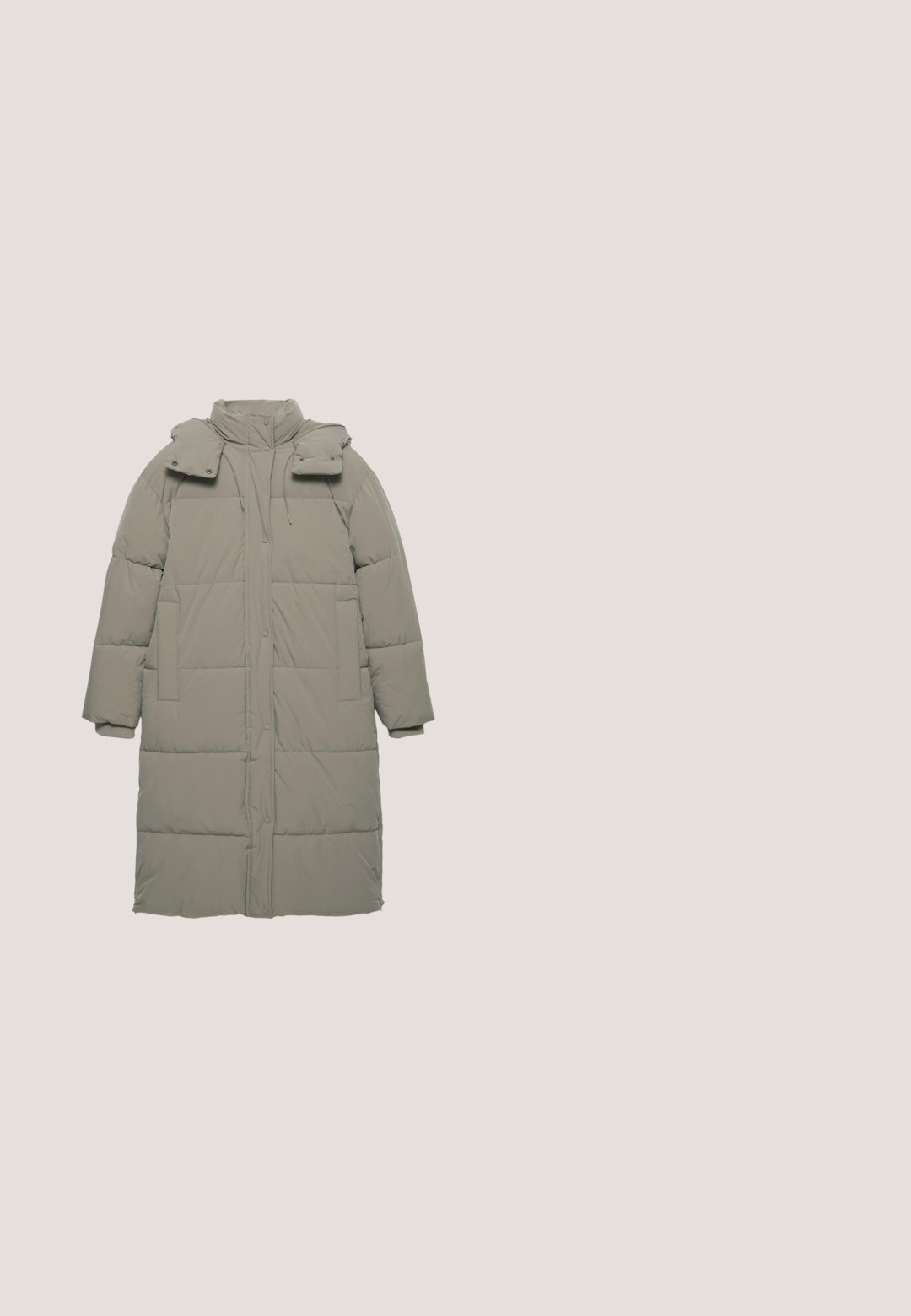 Manteau long matelassé gris clair avec col montant, fermeture à boutons, deux poches latérales et accents aux épaules. Texture lisse avec motif matelassé.; Sweat-shirt gris clair à manches longues avec un motif de disque vinyle noir et rouge et de platine imprimé sur le devant.; Jean en denim bleu clair à jambes droites avec bouton frontal, fermeture éclair et cinq poches, présenté sur un fond blanc.; Sneaker beige clair avec une tige synthétique lisse, des accents blancs contrastants, une semelle épaisse et texturée, et un design à bout rond avec des lacets.; Sac bandoulière rectangulaire gris clair avec poche zippée sur le devant et bandoulière réglable sur fond blanc.; Collier en argent avec un design délicat, présentant un motif de maillons fins et un fermoir ajustable avec une petite étiquette pour un ajustement personnalisé.