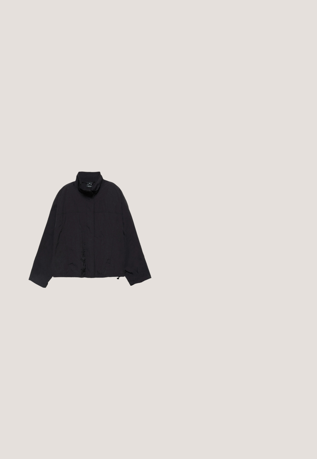 Veste noire légère avec un col montant, une coupe ample et deux coutures horizontales à l'avant. Présente une texture minimale et aucun élément métallique visible.; Gilet gris foncé en tissu tricoté texturé, avec un col rond, des manches longues et six boutons sur le devant.; Haut à manches longues noir fabriqué à partir d'un tissu doux et texturé. Présente un décolleté dégagé et une coupe ajustée, sans motifs ni accents visibles.; Jean noir à jambes larges en denim, doté d'une taille haute, d'un design à cinq poches et de détails de couture subtils partout.; Bottines en daim noir avec un bout rond et une semelle en caoutchouc texturée. Elles présentent un logo sur le côté et une languette à l'arrière pour un enfilage facile.; Sac hobo en fausse fourrure noire avec une bandoulière large et incurvée et un grand dessus ouvert. Présente une texture lisse et un design minimaliste.