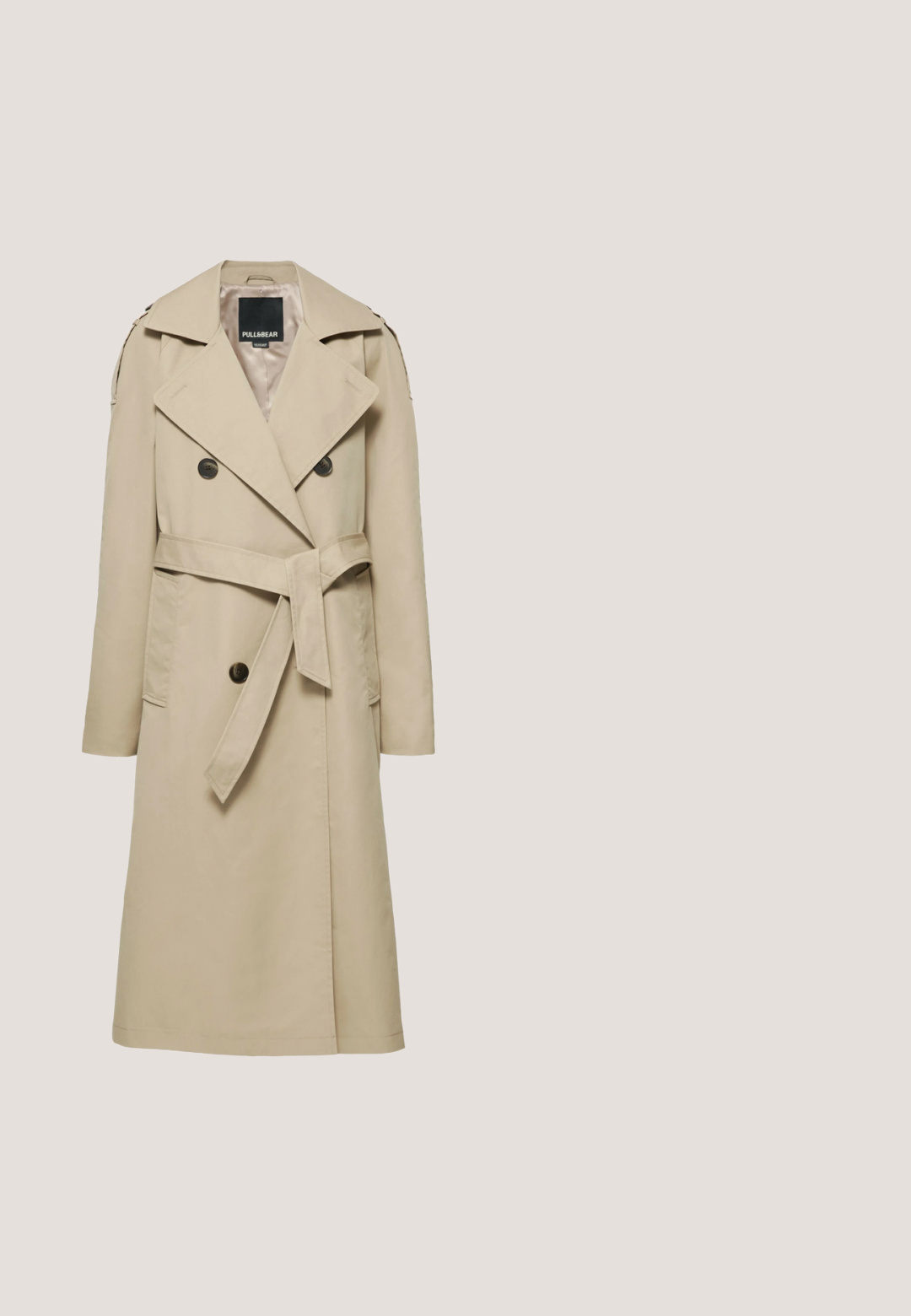Beige dobbeltradet trenchcoat med taljebælte, brede revers, knappede skulderstropper og forlommer.; Langærmet stribet top i navyblå og hvid, med rund halsudskæring og en tætsiddende pasform. Glat stof med vandrette striber.; Lyseblå højtaljede straight-leg denimjeans med knaplukning og femlomme-design, vist fladt på en hvid baggrund.; ALOHAS SWAY  - Ballerinasko - black; Sort-hvidt firkantet tørklæde med uregelmæssigt plettet mønster og to kontrasterende kanter, "kate spade new york"-logo nederst.; Sort læder crossover taske med buet klap, justerbar rem og rund guldkrog på ensfarvet hvid baggrund.