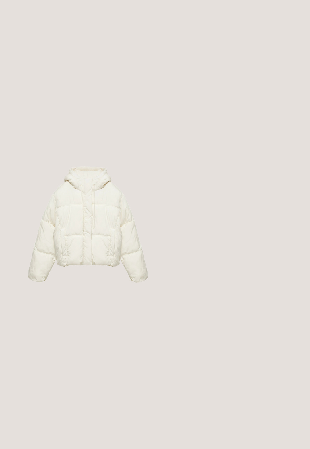 Doudoune blanche matelassée avec capuche, cordons, manches longues et poches avant, présentée sur fond blanc.; Cardigan court blanc, texture tricotée, col en V, fermeture à cinq boutons à l'avant, accents côtelés aux manches et à l'ourlet. Tissu doux, design décontracté.; T-shirt court blanc à manches courtes avec col rond, en tissu lisse, posé à plat sur un fond blanc.; Pantalons larges gris clair en tissu doux avec une taille élastique. Le design présente une coupe ample pour un confort et une liberté de mouvement.; Bottes en daim marron avec col en fourrure synthétique blanche, détails en dentelle texturée, et semelle épaisse en caoutchouc marron. Hauteur courte à la cheville.; Sac bandoulière en fausse fourrure blanche avec une forme structurée, une quincaillerie argentée et une fermeture éclair. Dispose d'une bandoulière en cuir réglable et d'un accent de logo.