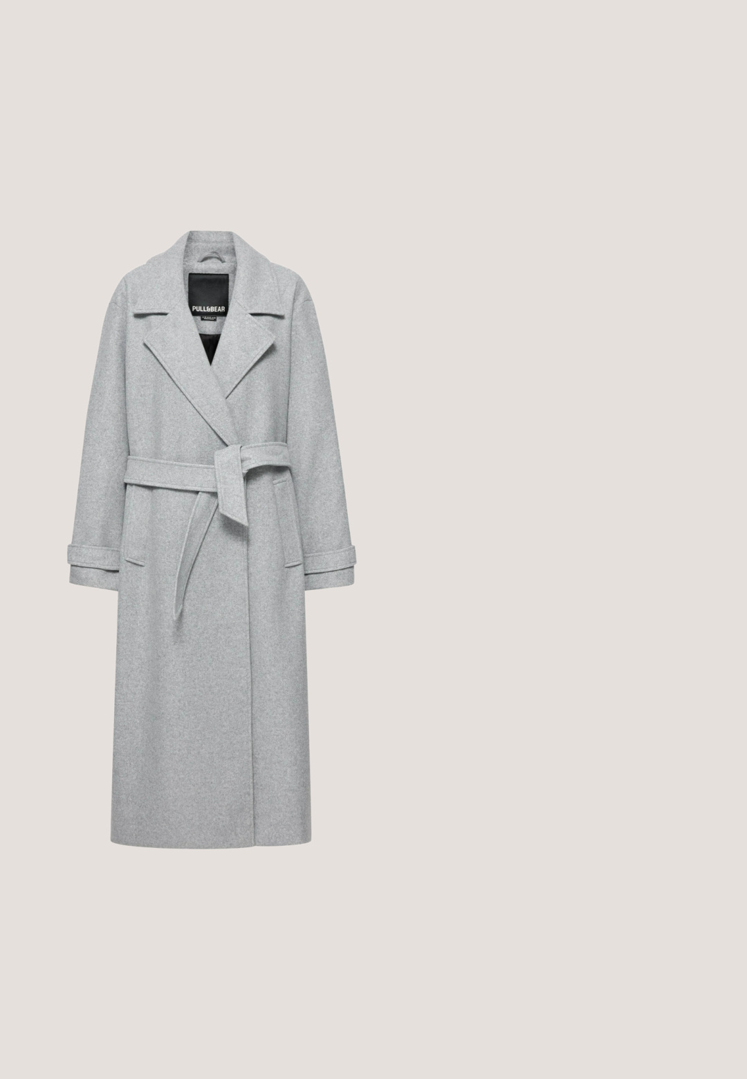 Manteau long en laine gris clair avec larges revers, ceinture nouée à la taille, brides aux poignets et deux poches avant, présenté sur un cintre.; Robe grise à manches longues et col haut, avec un corsage ajusté et une fente à l'ourlet, présentant un motif de fines rayures.; Even&Odd by Zalando Bottes - black; Lunettes noires rectangulaires avec des verres transparents, présentant des bords arrondis et des accents sur les côtés, avec une finition brillante sur la monture et les branches.; Sac à main en cuir noir avec deux poignées supérieures, boucles décoratives et une bandoulière amovible sur fond blanc.; Boucles d’oreilles clous en forme de croissant ton argent avec des motifs circulaires texturés couvrant la surface, dotées de tiges droites et de fermoirs papillon.