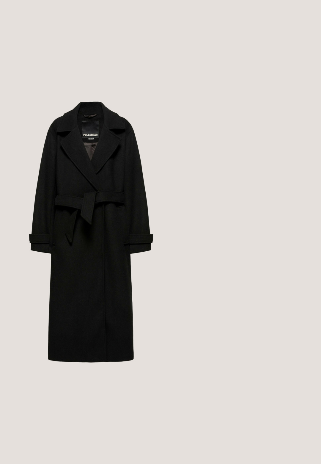 Langer schwarzer Wollmantel mit Reverskragen, Bindegürtel in der Taille und Manschettenriemen, innen mit Pull&Bear-Etikett.; Schwarzes Midi-Kleid mit einem Schulterträger, seitlich gerafft und mit einem drapierten Ausschnitt.; Schwarze kniehohe Stiefel aus glattem Leder, mit einem stabilen Absatz, abgerundeter Zehenpartie, strukturiertem Sohlenmaterial mit Grip, elegantes Design ohne Verzierungen.; Schwarze, übergroße Sonnenbrille mit einem verlaufenden dunklen Glas. Verfügt über eine glänzende Oberfläche und goldfarbene Hardware-Akzente am Gestell. Quadratische Form.; Schwarze gesteppte Umhängetasche mit goldfarbenen Beschlägen und einem abnehmbaren herzförmigen Anhänger. Glatte Oberfläche mit verstellbarem Riemen.; Halskette aus Roségold mit einem Hummer-Anhänger in Muschelform, umgeben von einem Kreis klarer, funkelnder Steine, und einem strukturierten Kettendesign.