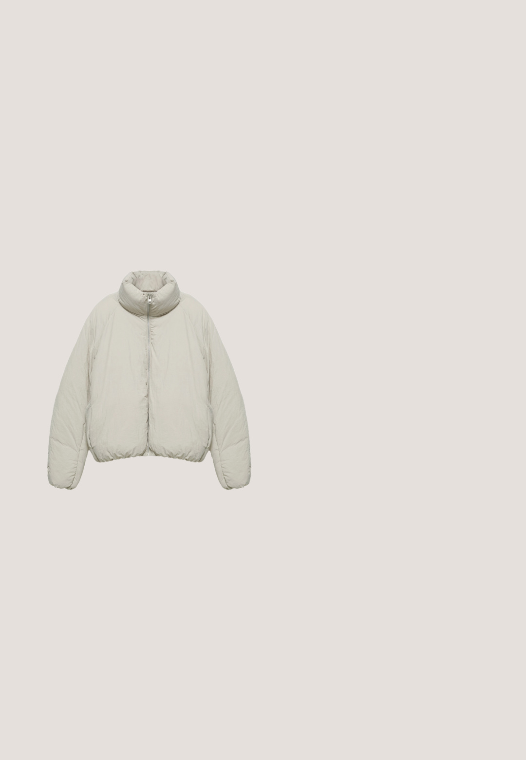 Lichtgrijze donsjas met hoge kraag, lange mouwen en een ritssluiting aan de voorkant, afgebeeld tegen een witte achtergrond.; Lichtgrijze zip-up hoodie met voorzakken, lange mouwen, geribde manchetten en een capuchon met trekkoord, plat uitgestald op een witte achtergrond.; Lichtgrijs shirt met lange mouwen en ronde hals, met subtiele plooidetails onderaan en een WEEKDAY-merklabel aan de binnenkant van de kraag.; Lichtgrijze wijde cropped broek met elastische tailleband en koord aan de voorkant, gemaakt van zachte gebreide stof.; Grijze suède pantoffels met een pluche voering, instapontwerp en een gegroefde rubberen zool. Bevat gestikte accenten en een minimalistisch profiel.; Grijze, halvemaanvormige gewatteerde schoudertas met verstelbare band en bovenste ritssluiting op een witte achtergrond.