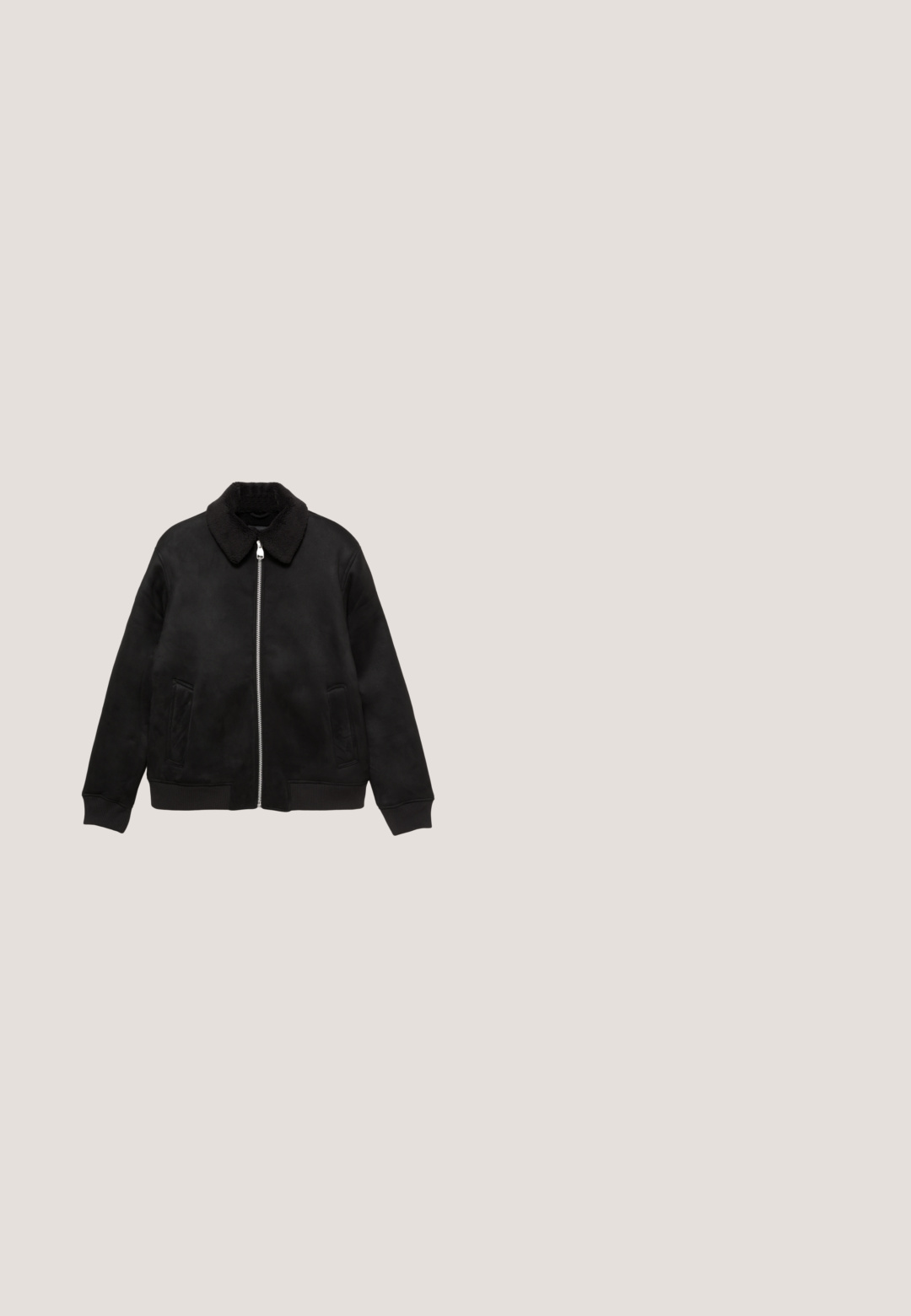 Zwarte suède bomberjack met een zachte kraag, ritssluiting, zijzakken en geribbelde boorden en zoom. Gladde textuur, minimalistisch ontwerp.; Zwarte, gestructureerde trui met een hoge kraag en ritssluiting. Voorzien van geribde manchetten en zoom, wat een aansluitende pasvorm garandeert.; Zwart langslavende t-shirt van zachte katoen. Heeft een ronde halslijn en een ontspannen pasvorm met recht gesneden mouwen en zoom.; Zwarte broeken met een recht model, gemaakt van een gladde stof. Voorzien van een voorplooien en een enkele knoopsluiting bij de taille.; Zwarte suède enkellaarsjes met ronde neus, minimale stikdetails, een lusje om aan te trekken en een gestructureerde rubberen zool. Ontworpen voor warmte en comfort.; Zwarte leren toilettas met een rechthoekige vorm, uitgerust met dubbele ritsen, een zijhandvat en een textuurafwerking voor duurzaamheid.