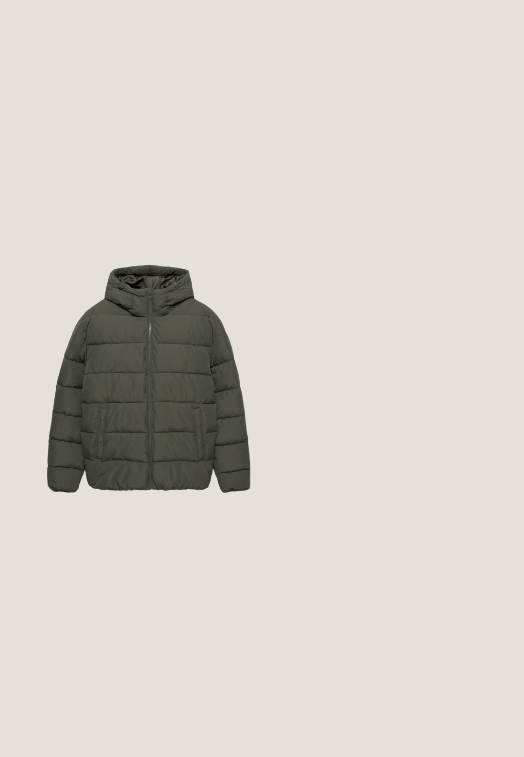 Vatteret hættejakke i mørkegrøn med lodret quiltet design. Har lynlåslukning foran og to sidelommer. Glat, letvægtsstof.; Mørkegrøn, lynlås sweatshirt med høj krave. Lavet af blødt materiale, med dropped shoulders og ribbede manchetter og kant.; Solid grøn oversized t-shirt med korte ærmer, rund halsudskæring, afslappet pasform og synlig sort mærke indeni kraven.; Olivengrønne cargobukser med elastisk talje, snor, sidelommer med klap og elastiske manchetter ved anklerne.; Højtop-sneakers med en blanding af creme, brun og grønne materialer. Teksturerede meshpaneler og gummisåler med orange accenter.; Grøn bæltetaske med sort justerbar strop og lynlås, med blå og hvid "Calvin Klein"-logo midt foran.