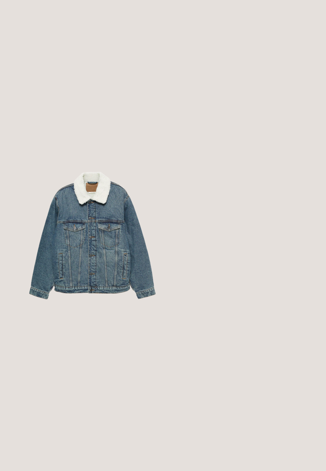 Veste en denim avec fermeture à boutons, deux poches poitrine à rabat, poches latérales, et col doublé en sherpa blanc sur fond blanc.; Pull tricoté couleur crème avec motif torsadé, manches longues et col rond, présenté de face sur fond blanc.; T-shirt en coton blanc à manches courtes, présentant un petit motif brodé coloré sur la partie gauche de la poitrine. Style classique à col rond.; Jean en denim bleu foncé avec une coupe droite, des détails de couture, cinq poches et une fermeture à bouton métallique à la taille.; Bottine en cuir marron avec col noir, lacets jaunes et semelle beige. Présente un logo et des détails de couture blanche. Semelle extérieure à traction robuste.; Trousse de toilette rectangulaire en cuir marron avec une poche avant zippée et une poignée latérale sur fond blanc.