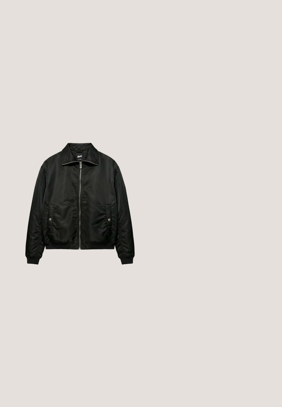 Blouson bomber noir avec fermeture éclair frontale, poches latérales à boutons-pression, poignets côtelés et col plié, présenté sur fond blanc.; Pull noir à manches longues en maille avec poignets, ourlet et col rond côtelés, posé à plat sur fond blanc.; Pantalons larges, gris foncé, avec un motif à carreaux, confectionnés dans un tissu texturé. Dotés d'une fermeture à bouton et de deux poches latérales.; Mocassin penny loafer pour homme en cuir noir avec bout moc cousu et petit talon, présenté de profil sur fond blanc.; Lunettes de soleil rectangulaires noires avec des verres étroits teintés de rose reposant sur une surface blanche.; Ceinture en cuir noir avec coutures visibles et boucle argentée brillante, posée à plat en position enroulée sur un fond blanc.