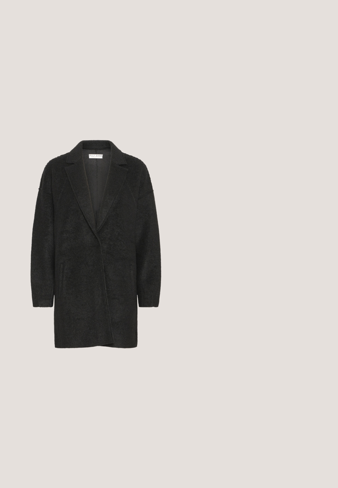 Sort, struktureret lang frakke med spids krave, drop shoulder og to forlommer. Åben frontdesign, blødt stof og længde til midt på låret.; Mørkegrå, tekstureret sweater med rund hals og lange ærmer, der har en central søm nedad foran. Klassisk, afslappet stil.; Bredde bukser i falmet sort denim med en klassisk knaplukning, fem lomme-design og en let tekstureret finish.; Sorte ruskinds- og lædersneakers med en cremefarvet side-swoosh og lys cremefarvet hæl. Har beige snørebånd og en gummirubber-sål.; Sort lædertaske med to håndtag og kontrastfuld hvid syning, med en bred, struktureret form og detaljer med central søm.; Par af glatte, polerede sølvøreringe i hulringsdesign med en tyk, rund og tubulær form, vist mod en ensfarvet hvid baggrund.