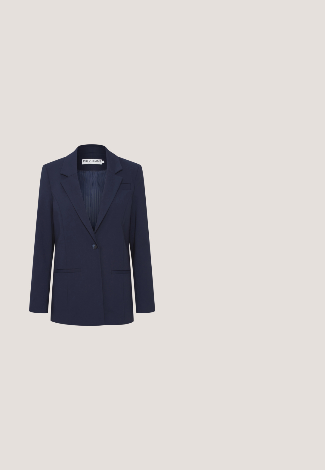 Marineblauer taillierter Blazer mit einer Knopfverschluss, Reverskragen, zwei vorderen Taschen und einem gestreiften Futter. Glatte Stofftextur.; Kragenloses T-Shirt aus Baumwolle in Marineblau mit kurzen Ärmeln. Es verfügt über einen U-Boot-Ausschnitt und einen lockeren Schnitt mit seitlichen Schlitzen für mehr Bewegungsfreiheit.; Marineblaue weit geschnittene Hose mit hohem Bund und seitlichen Schlitzen, gefertigt aus einem weichen, dehnbaren Stoff mit glatter Textur.; Marineblauer Sportschuh mit Velourslederstruktur, weißen Akzenten und Gummisohle. Verfügt über ein klassisches Schnürdesign mit dezentem Markenlogo.; Dunkelblauer Leder-Shopper mit zwei langen Griffen und einem kleinen goldenen, halbmondförmigen Emblem in der Mitte vorne.; Verstellbares blaues Armband mit zwei kleinen ineinandergreifenden goldenen Ringen und einem runden goldenen Anhänger mit eingravierten Initialen.