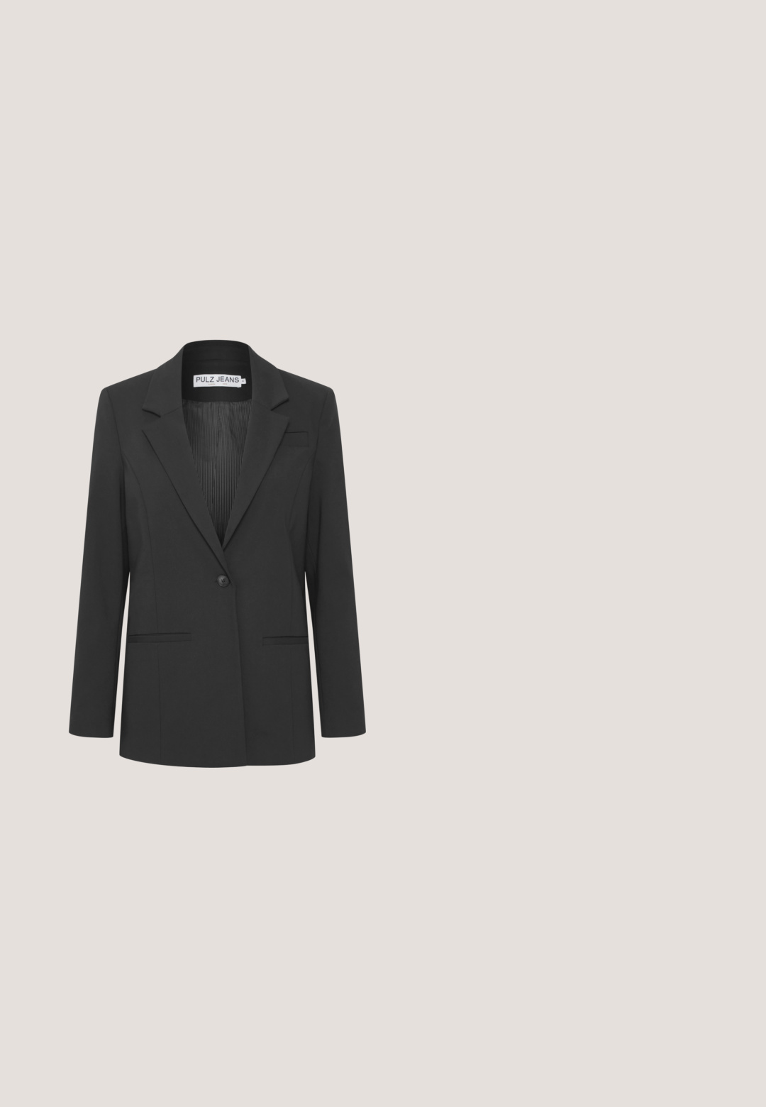 Zwarte op maat gemaakte blazer met een geknipte revers, een enkele knoopsluiting, twee voorkruiden en een geplooide voering. Vloeiende stoftextuur.; Zwarte lange mouw shirt van gladde stof, met een kraag, knopen aan de voorkant en een rechte zoom.; Zwarte broek met een rechte snit, gemaakt van een gladde stof, voorzien van riemlussen en een enkele voorzak. Strak ontwerp zonder zichtbare patronen.; Zwarte pumps met spitse neus, slingback en dunne enkelband, met een middelhoog taps toelopende hak.; Zwarte leren tas met een klep sluiting, gouden hardware en witte stiksels. Beschikt over twee verstelbare gespbanden en een bij-embleem.; Gouden oorbellen in de vorm van een ring met gladde, gebogen oppervlakken. Ze hebben een ronde vorm en een veilige, scharniersluiting voor het sluiten.