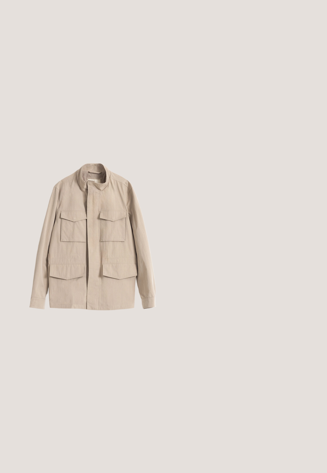 Chaqueta beige ligera con cuello alto, mangas largas y cuatro bolsillos delanteros con solapa, mostrada extendida sobre un fondo blanco.; Camisa de botones de manga corta en color beige, hecha de algodón, con un bolsillo frontal y un pequeño parche con logo en el lado izquierdo.; Pantalones casual beige con cierre de botón y cremallera, trabillas para cinturón y bolsillos laterales delanteros, mostrados sobre fondo blanco.; Botas de cuero marrón hasta el tobillo con punta redondeada, cuello acolchado, cordones con seis ojales y suela de goma texturizada. Acentos de costura en los laterales.; Bolsa mensajera de cuero marrón con cierre de solapa, correa ajustable y un pequeño parche de logo en el lateral. Textura suave y diseño minimalista.; Cinturón de cuero trenzado marrón con una hebilla rectangular plateada y una sección de correa de cuero liso cerca de la hebilla. Patrón de espiga texturizado.