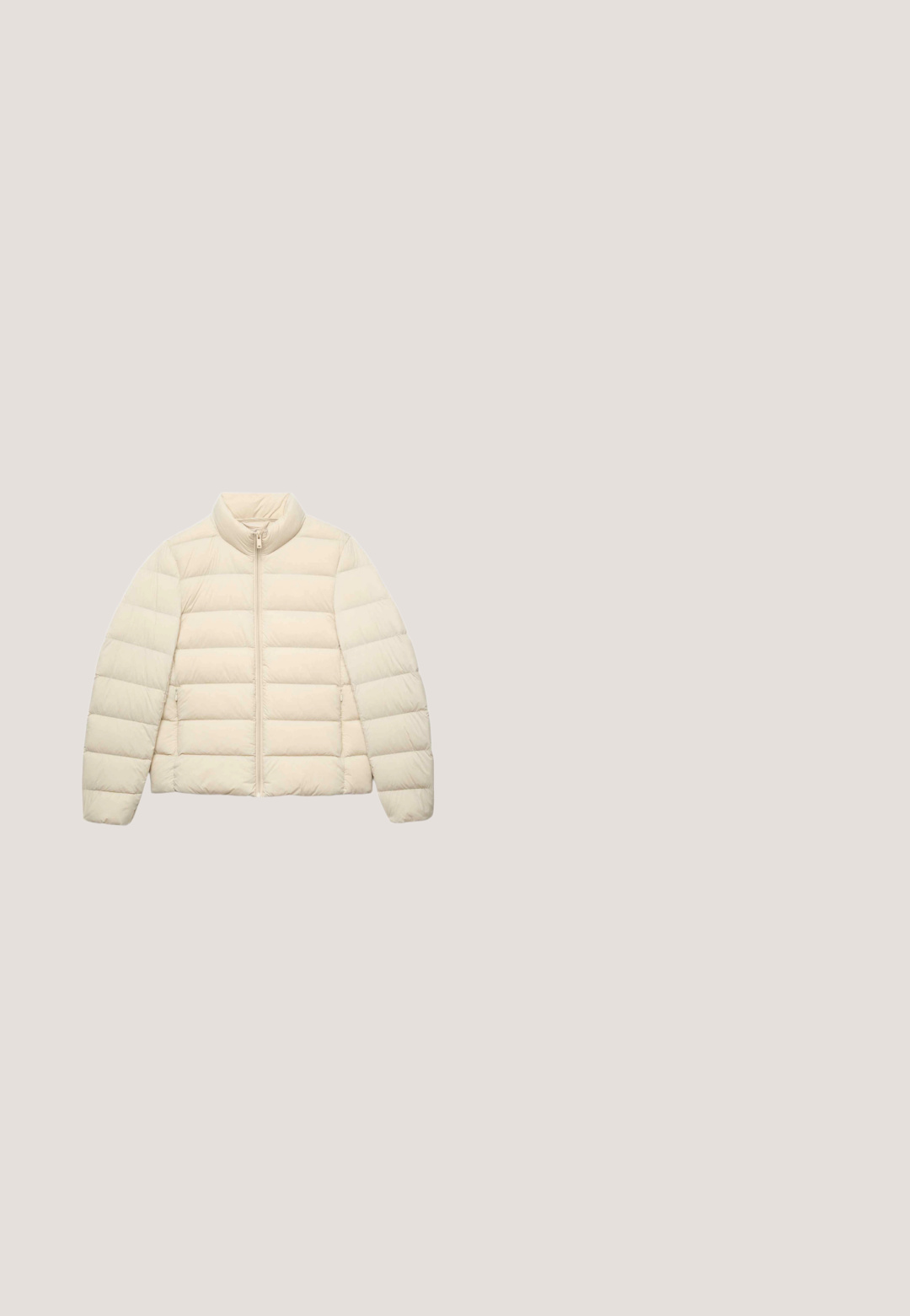 Lysebeige quiltet dunjakke med vandrette syninger, frontlynlås, opretstående krave og lynlåslommer i siden.; Hvid langærmet top med en tekstureret overflade, rund halsudskæring og snore ved ærmerne. Simpelt design med en afslappet pasform.; Hvid langærmet skjorte med rund halsudskæring og et subtilt beige abstrakt mønster centreret på forsiden.; Blå denim jeans med lige ben design, fem-lomme stil og høj talje. Har let falmede områder og kontrasterende syning.; Hvid lædersneaker med tyk sål, rund tå, snørelukning foran og diskret logodetalje på siden, med en tekstureret finish.; Skuldertaske i cremefarve med justerbar rem, klaplås og sølvfarvet metalhardware.