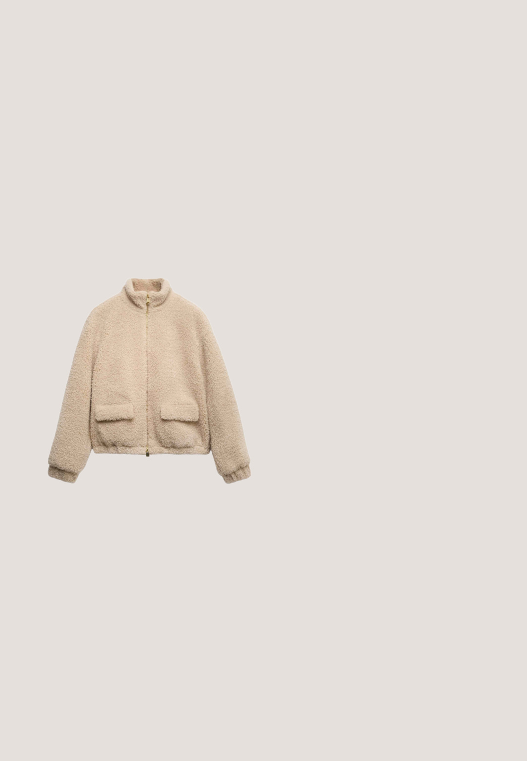 Beige cropped jakke lavet af blødt stof, med høj krave, lynlås foran og to påsyede lommer foran.; Fleece pullover i cremefarve med høj krave og kort lynlås. Har en tekstureret overflade og dropped shoulders for en afslappet pasform.; Lysebeige langærmet rullekravetrøje i blødt stof med løs pasform, der har en subtil struktur og to sidesømme.; Lang elfenbenfarvet nederdel lavet af tekstureret stof, med en lige design og en centralt placeret bagsøm. Ingen synligt hardware eller mønstre.; Beige ruskindsankelstøvle med en tekstureret overflade, rund tå og tyk gummisål. Har snørebåndsdesign og polstret krave.; Miriade Skuldertasker - beige