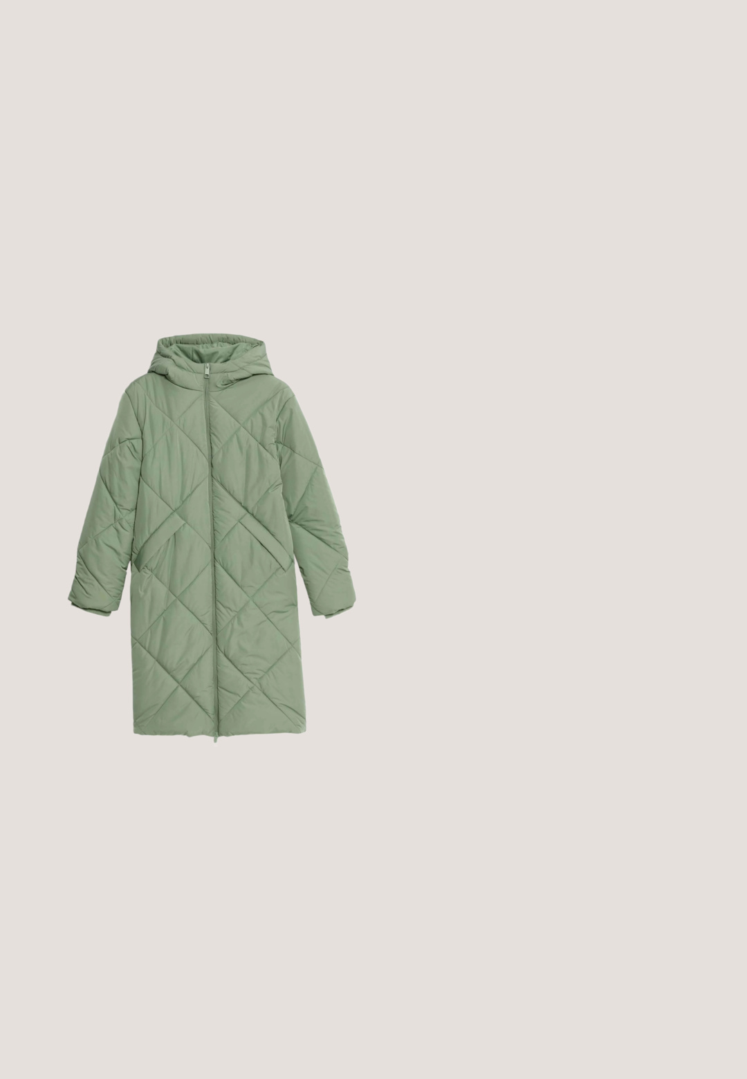 Quiltet lang jakke i blødt grønt stof med hætte, med en frontlynlås og to sidelommer. Diamantformet stikmønster.; Langærmet polo shirt i mørkegrøn, lavet af blødt stof, med krave, fem knapper og en knapdetalje på hver ærme.; Beige loungbukser med en afslappet pasform, elastisk talje, snoretræk og sidelommer. Fremstillet af et blødt, struktureret stof.; Grønne læder loafers med fraklip, en tyk sål med rillet tekstur og et subtilt logo på siden. Klassisk design med moderne elementer.; Grøn rektangulær skuldertaske med lange dobbelte remme, glat tekstur og minimalistisk design.; Perlearmbånd med flerfarvede stenperler, gulddetaljer og en lille guldbogstavsvedhæng 'P'; har en hummerlås og justerbar kæde.