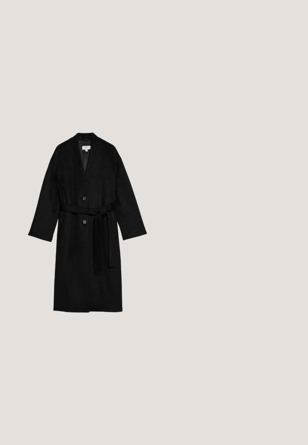 Sort uldblandet omslagsoverfrakke med sjalskrave, lange ærmer, knyttet talje og to frontlommer. Minimalistisk design med knaplukning.; Sort kjole med blonder på ærmerne og fløjl på overdelen med rynkede detaljer. Gulvlængde med en lige silhuet.; Sorte læder støvler til knæene med en rund tå, der har tre stropdetaljer med metalspænder og en lav blokhæl. Glat tekstur.; Sorte læderhandsker med glat tekstur, der har syninger langs fingrene og en tætsiddende design. Blødt, smidigt materiale for komfort.; Stjerneformet brosche i sølvfarvet metal med klare rhinsten. Det centrale design har et rundt emblem med indviklede detaljer.; Sort læderbælte med et bredt bånd, der har en dobbeltnåle i guldfarve og flere huller til justerbar størrelse. Glat tekstur og rent design.