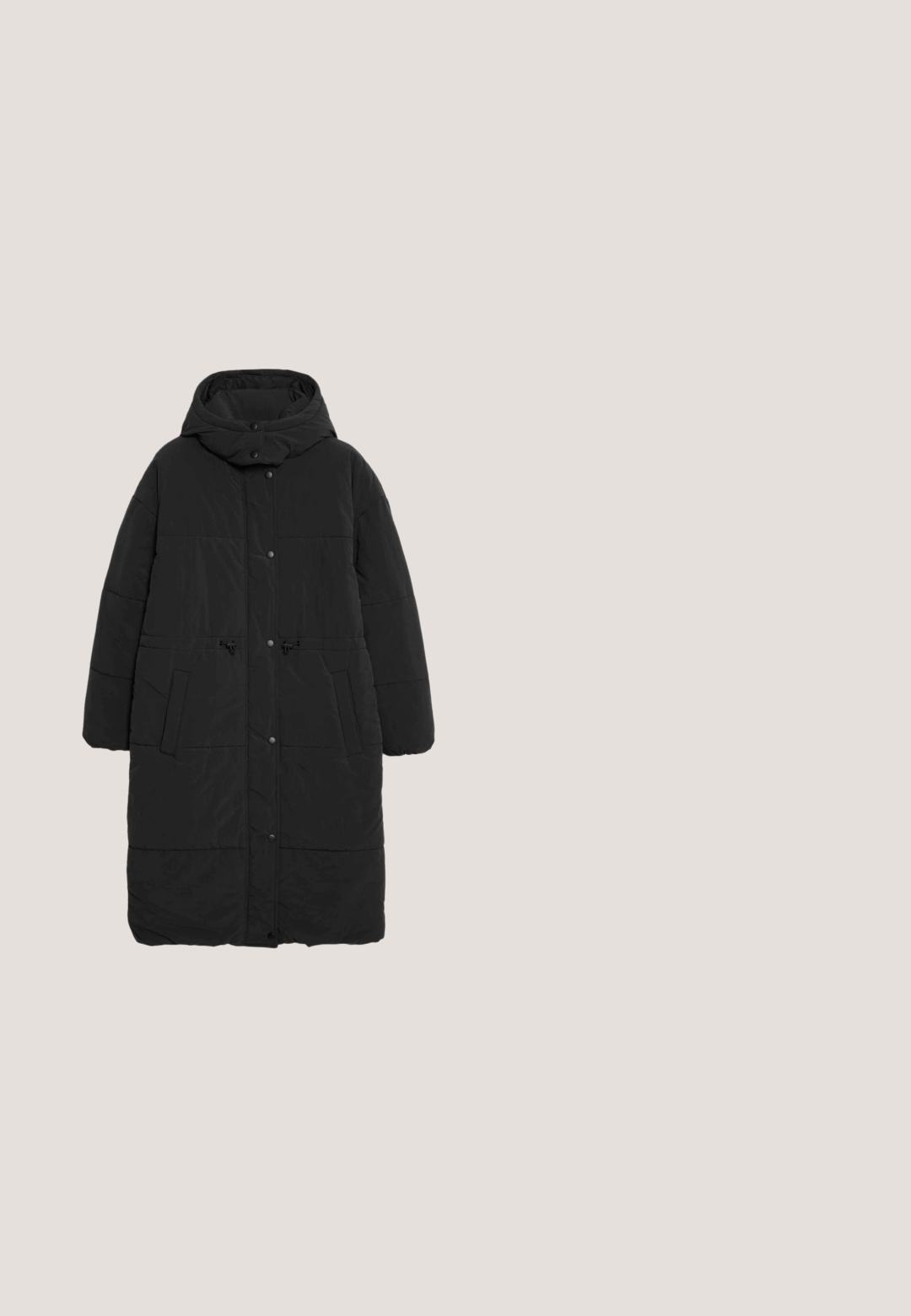 Manteau rembourré long noir avec capuche, design matelassé, fermetures à pression, deux poches avant et cordons de serrage ajustables à la taille.; Pull en tricot noir avec un col rond, des manches longues et une texture côtelée. Design court et coupe décontractée.; Tissu noir avec une texture douce, présentant des plis distincts et une finition mate. Le matériau semble léger et lisse.; Jean en denim bleu avec taille haute, coupe slim, poches avant, fermeture éclair et coutures contrastantes. Design structuré avec une texture lisse.; Bottines en cuir noir avec des côtés élastiques, un talon large texturé et une languette. Bout arrondi et semelle rainurée distinctive.; Sac à main en cuir noir avec une finition texturée, deux poignées supérieures et une bandoulière réglable. Dispose d'une fermeture zip et d'un branding minimal.