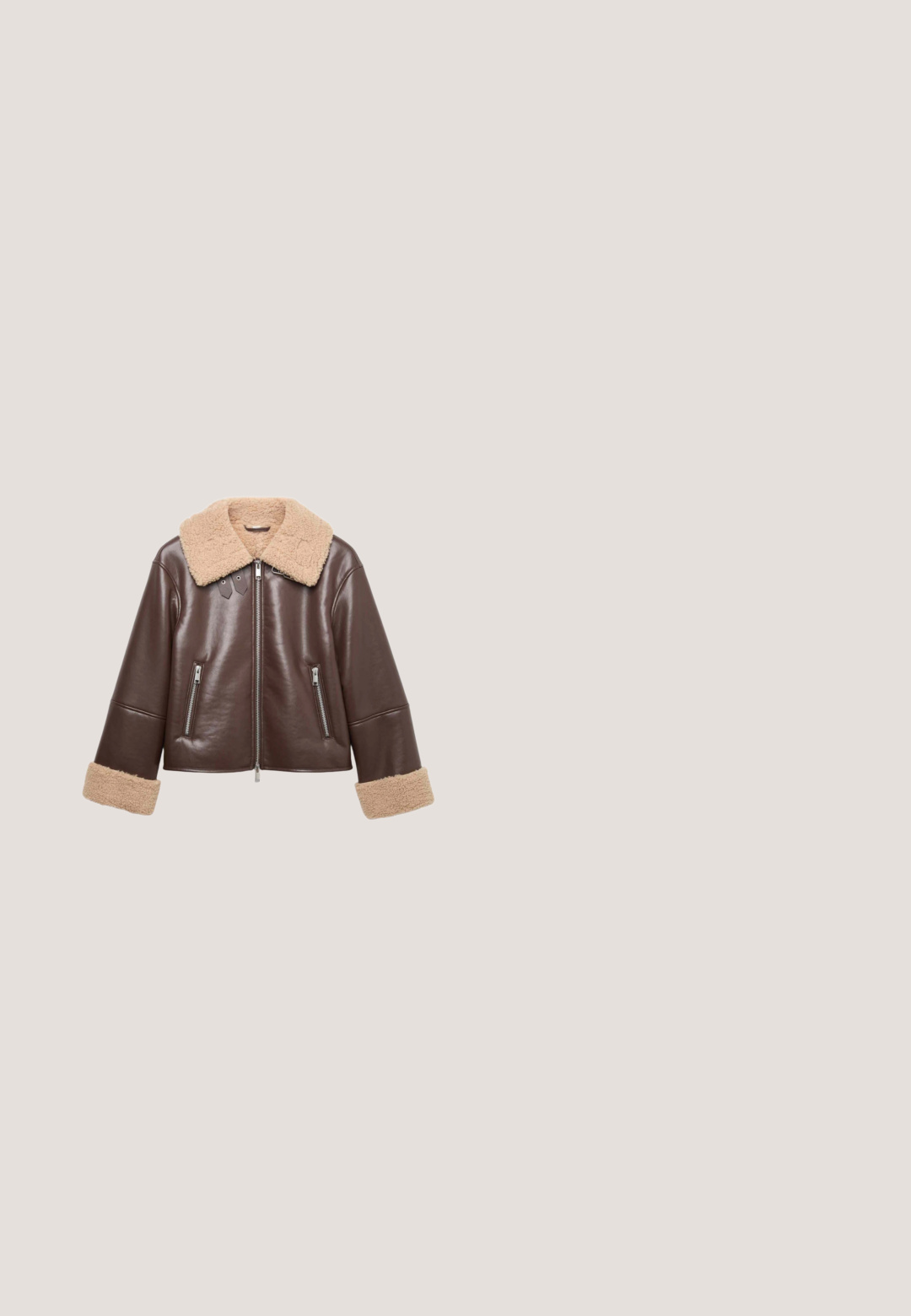 Braune Lederjacke mit einem beigen Lammfellkragen und -manschetten. Verfügt über Reißverschlusstaschen und einen Frontreißverschluss, der eine verkürzte Silhouette bietet.; Dunkelbraune Strickjacke mit kurzen Ärmeln und fünf schwarzen Knöpfen auf der Vorderseite, mit geripptem Kragen und Saum.; Braunes, langärmliges Cropped-Shirt aus einem weichen, glatten Stoff mit Rundhalsausschnitt und ohne sichtbare Muster oder Beschläge.; Dunkelbraune, weit geschnittene Hose mit Falten vorne, einem flachen Bund und einem glatt strukturierten Stoff.; Braune gepolsterte Winterstiefel mit dicker Sohle und Schnürverschluss mit Zugband vor einem schlichten hellen Hintergrund.; Braune Lederreisetasche mit zwei oberen Griffen und einem abnehmbaren Schultergurt; verfügt über einen Reißverschluss und ein geprägtes Branding an der Seite.