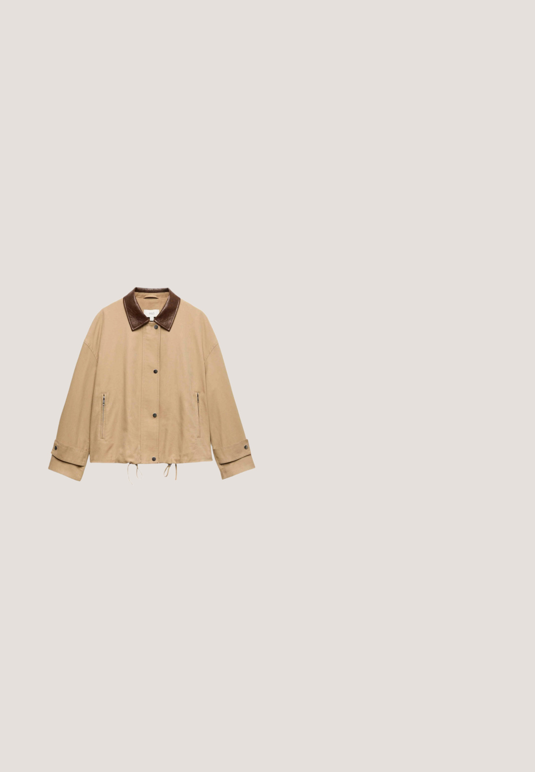Beige Jacke mit dunkelbraunem Lederkragen, Druckknöpfen an der Vorderseite, Reißverschlusstaschen an den Seiten, verstellbaren Ärmelbündchen und Kordelzügen am Saum.; Hellbeige Strickjacke mit langen Ärmeln, V-Ausschnitt, fünf vorderen Knöpfen, gerippten Bündchen und Saum, Etikett sichtbar innen am Kragen.; Kurzärmeliges, cremefarbenes Stricktop mit rundem Ausschnitt, verziert mit kleinen, strukturierten Punkten, die gleichmäßig über den Stoff verteilt sind.; Weiße, ausgestellte Jeans aus einem glatten Baumwollstoff, mit fünf Taschen, einem Metallknopfverschluss und Gürtelschlaufen. Die Beine haben ein leichtes Verfeinerungsdetail.; Beige Sneaker mit einem Obermaterial aus Mesh und Wildlederakzenten, goldenen Hardwaredetails und einer strukturierten Gummisohle. Die Schnürsenkel sind farblich auf das Obermaterial abgestimmt.; Beige Lederhandtasche mit strukturierter Oberfläche, geschwungener Form, zwei vorderen Taschen und verstellbarem Schulterriemen. Dezente Metallakzente inklusive.