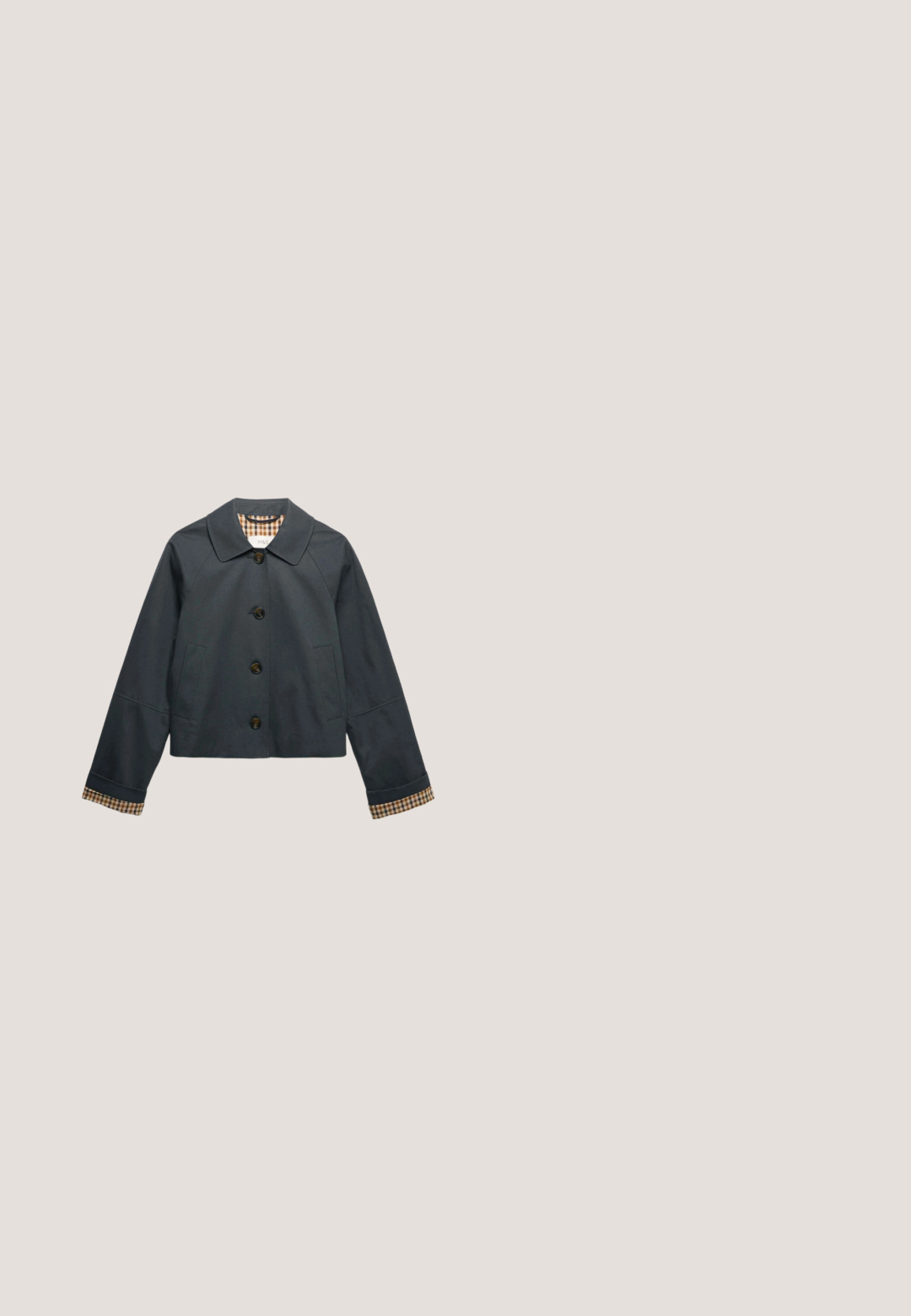 Mørk navy kort jakke med fire knapper, bred krave, sidelommer og beige ternet foring synlig ved manchetter og krave.; Strikket lyserød sweaterstof med en glat tekstur, der har røde kirsebærmønstre og mørkere nuancer. Baggrunden viser et blødt, fuzzy udseende.; Sort bomulds t-shirt med korte ærmer, der har et cartoon Snoopy, der krammer et rødt hjerte på forsiden. Enkel crew neck design.; Mørkeblå denim bukser med vid ben, høj talje, synlige syninger, to forlommer og en knaplukning i taljen.; Sorte atletiske sneakers med gummisål, udstyret med en struktureret tåhette, tre-stribedesign på siden og snørelukning.; Vævet sort og beige tote taske med læderhåndtag, frontlogo med skrift og hængende læderkvast.