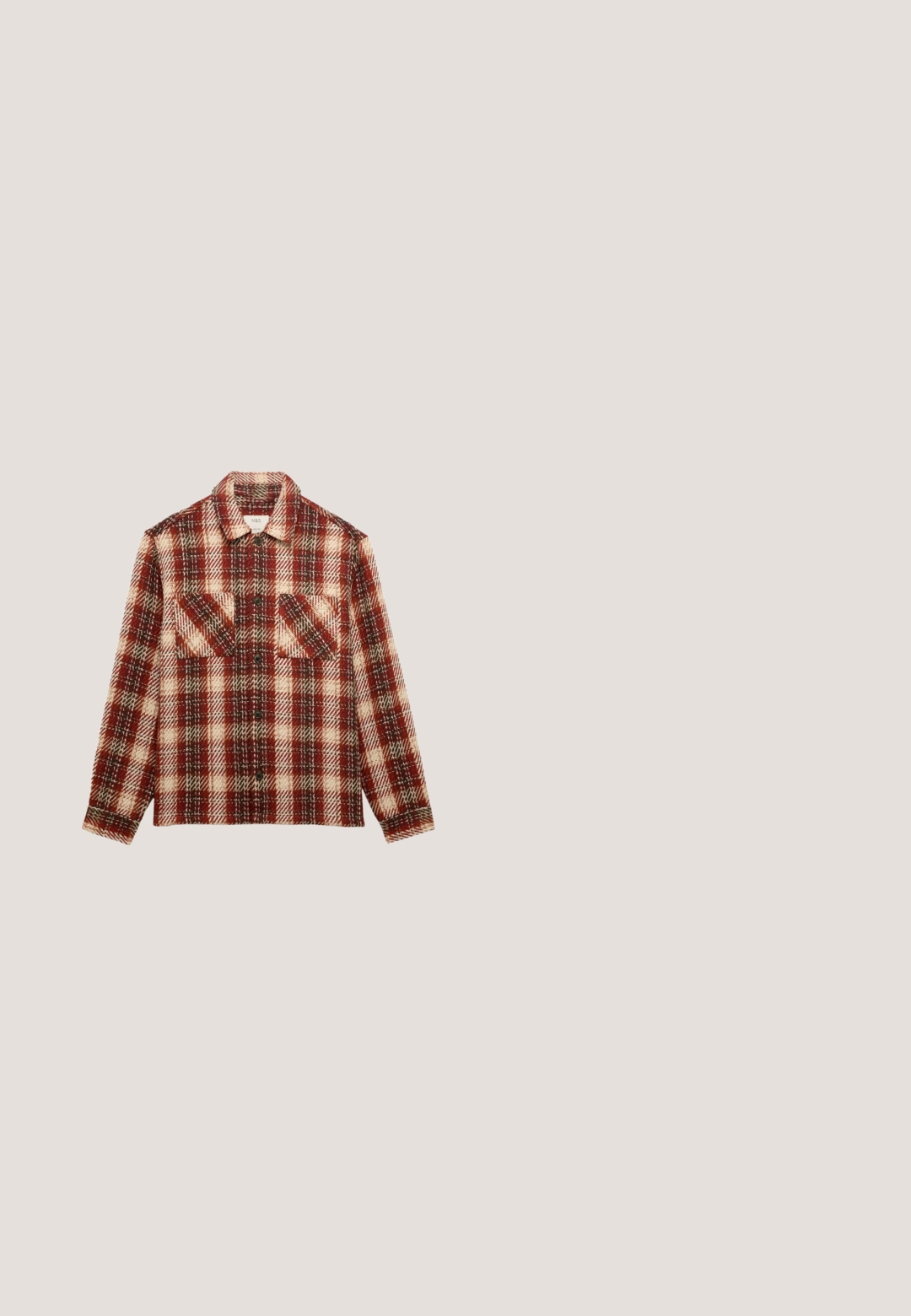 Rood- en crème geruit overhemd, gemaakt van geweven stof. Voorzien van een kraag, lange mouwen en twee borstzakken met knoopsluiting.; Langemouwen tan suède blouse met knopen, twee voorzakken met klep en knoop en een puntige kraag, afgebeeld tegen een witte achtergrond.; Lichtblauwe denim jeans, rechte pijpen, met vijf zakken, contrasterende stiksels en een knoopsluiting bij de tailleband.; Bruine leren enkelboot met een spitse neus, elastische zijpanelen, textuurdetails aan de voorkant en een lage gestapelde hak.; Roodbruine stof met ingewikkelde witte paisley patronen, krullen en bloemaccenten, met een zachte, gestructureerde afwerking.; Bruine leren riem met geperste patronen en een gouden metalen gesp, plat neergelegd tegen een witte achtergrond.