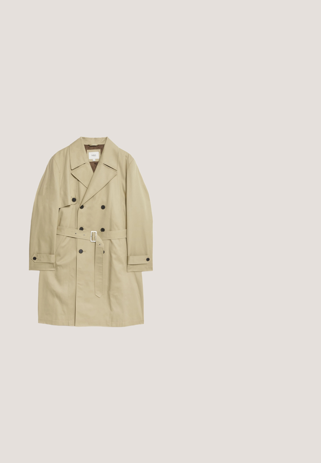 Marks & Spencer Trenchcoat - light beige; Rustfarvet langærmet blød sweater med ribbede manchetter og kant, præsenteret mod en hvid baggrund.; Beige kortærmet bomulds T-shirt med rund hals, lagt fladt på en hvid baggrund.; Beige bukser med vid ben i stof, der har forlommer, lynlåsgennembrud og to lodret syede linjer på hvert ben.; Scarosso Støvletter - brown calf; Stor olivengrøn rejsetaske med sorte håndtag, en lynlåslomme foran og en justerbar skulderrem, der er klikket fast på den ene side.
