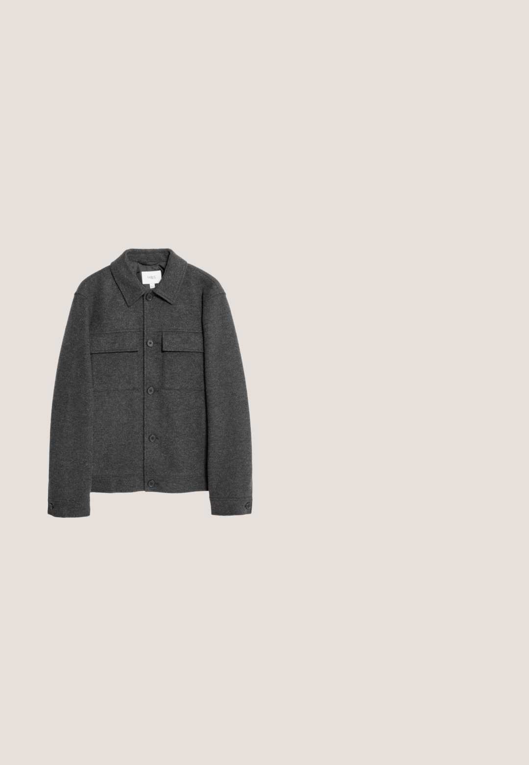 Graue, wollhaltige Jacke mit Kragen, zwei Brusttaschen und vorderem Knopfverschluss. Sie hat eine strukturierte Oberfläche und verstellbare Ärmelabschlüsse.; Hellgrauer Strickpullover mit Kragen, dreifacher Knopfleiste, gerippten Ärmelabschlüssen und Schulterdetails. Weicher Stoff, lässiges Design.; Schwarzes Langarm-T-Shirt aus weicher Baumwolle. Verfügt über einen runden Halsausschnitt und eine lockere Passform mit geraden Ärmeln und Saum.; Graue Nadelstreifenhose mit maßgeschneiderter Passform, flacher Front, Gürtelschlaufen und einem einzigen Knopfverschluss.; Schwarze Wildleder-Stiefeletten mit einem weichen, strukturierten Innenfutter, einer flachen Gummisohle und einer Zugschlaufe auf der Rückseite für ein einfaches Anziehen.; Schwarze Leder-Schultertasche mit strukturierter Oberfläche, die über ein Hauptfach und eine Reißverschlusstasche auf der Vorderseite verfügt. Verstellbarer Tragegurt für angenehmen Tragekomfort.