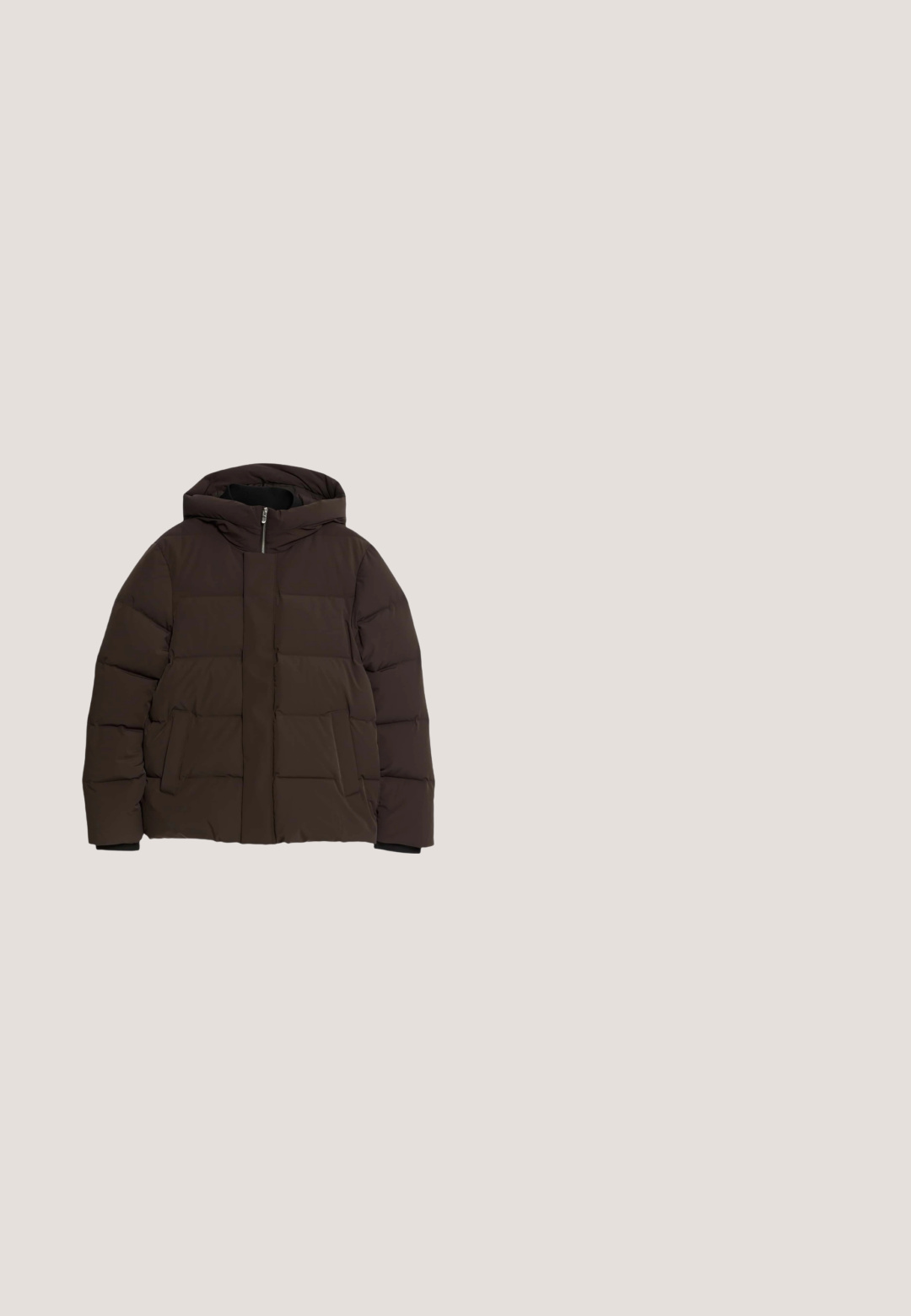 Brun pufferjakke med hætte, der har et quiltet design, lynlåslukning foran og to sidelommer. Glat tekstur og isoleret for varme.; Brun strikket pullover med høj krave og halv lynlås. Har ribbet tekstur og dropped shoulders for en afslappet pasform.; WOOD WOOD WWADRIAN - Skjorter - medium blue denim; Sorte vidde bukser i sweatshirtstof med elastisk talje og snøre, med sidelommer og enkle syningsdetaljer.; Brune læderankelstøvler med runde tåspidser, sorte detaljer, snørelukning og lysefarvede gummisåler med tekstureret greb.; Mørkebrunt læder duffelbag med dobbelte top-håndtag, aftagelig skulderrem og frontlomme med lynlås. Glat tekstur med synlige syninger.