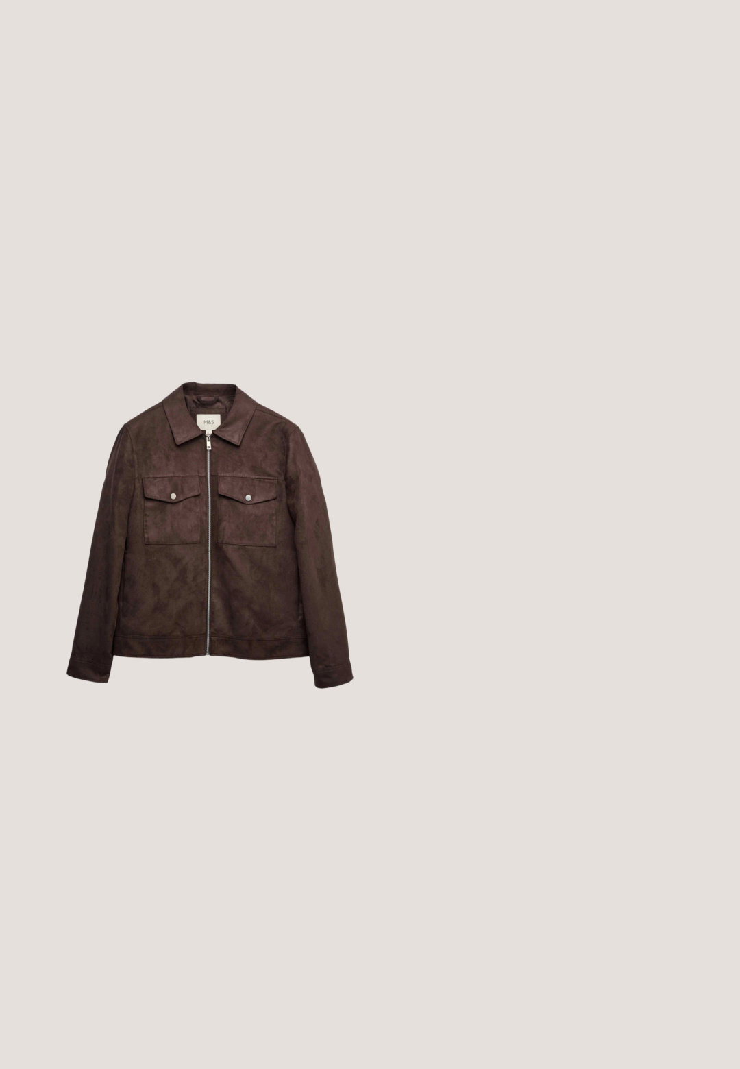 Donkerbruine suède jas met zilveren ritssluiting en twee klepzakken aan de voorkant met drukknopen, voorzien van een klassieke kraag en lange mouwen.; Donkerbruine herenblouse met lange mouwen, klassieke kraag en knoopmanchetten, plat liggend op een witte achtergrond.; Bruine wijde pijpenbroek van katoen, met twee voorkruiken en een knoopsluiting. De stof heeft een zachte textuur en een matte afwerking.; Bruine leren enkellaars met een gladde afwerking, zijrits, afgeronde neus en een lage, gelaagde hak. Heeft subtiele stiksel-details.; Vierkante kastanjebruine zijden sjaal met een klein herhalend geometrisch patroon en een effen rand, gerangschikt in een vlak gedraaide krul.; Bruine leren riem met een gestructureerde afwerking, voorzien van een zilverkleurige metalen gesp en een enkele overlappende accentstrip aan de zijkant gestikt.