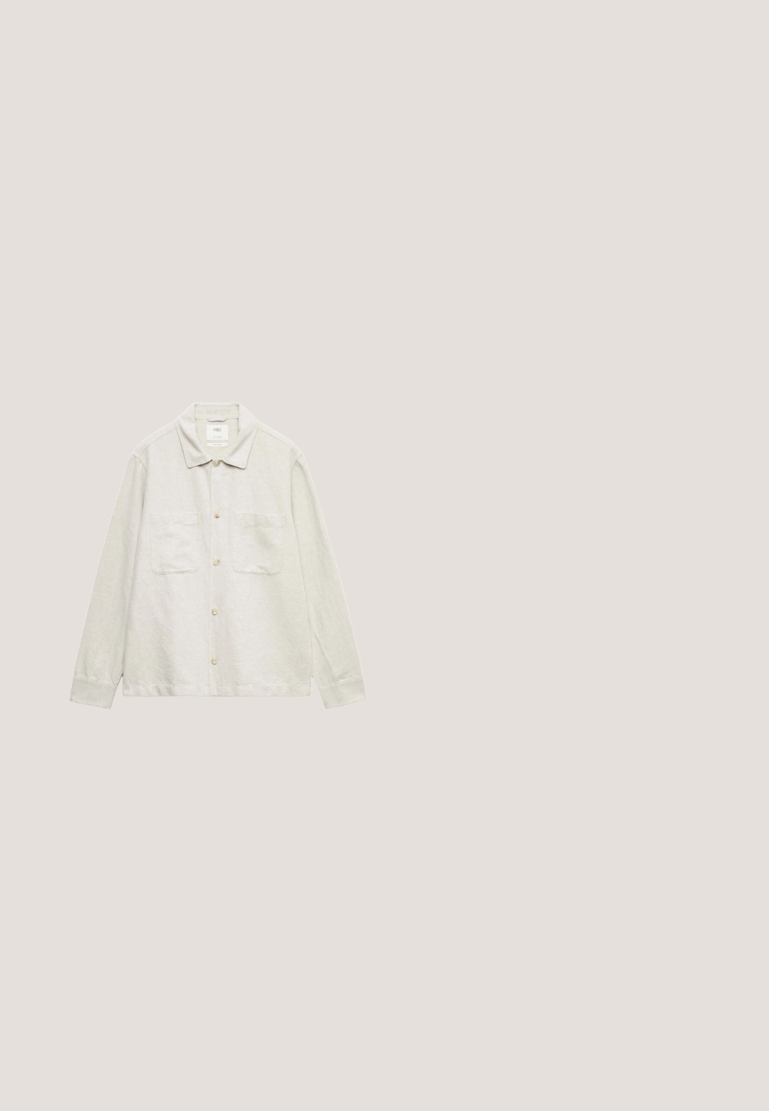 Licht beige overhemdjas met lange mouwen, kraag, knoopsluiting aan de voorkant en twee borstzakken, getoond tegen een effen witte achtergrond.; Olijfgroene werkjas met een kraag met knopen, voorzien van een witte afbeelding op de achterkant van een persoon, gereedschapskist en tekst in vetgedrukt lettertype.; Beige cargoshorts van katoen met zijzakken, een knoopsluiting en een recht gesneden ontwerp. Zachte textuur.; Bruine suède enkellaars casual schoen met twee veterogen en gestikte zool op witte achtergrond, zijaanzicht.; Groene stoffen schoudertas met bruine leren accenten, een voorflap, een verstelbare schouderriem en een ritssluiting aan de bovenkant. Voorzien van gouden hardware.; Geweven elastische riem in bruin met accenten van bruin leer. Beschikt over een zilveren metalen gesp en biedt een gestructureerd, flexibel ontwerp voor comfort.