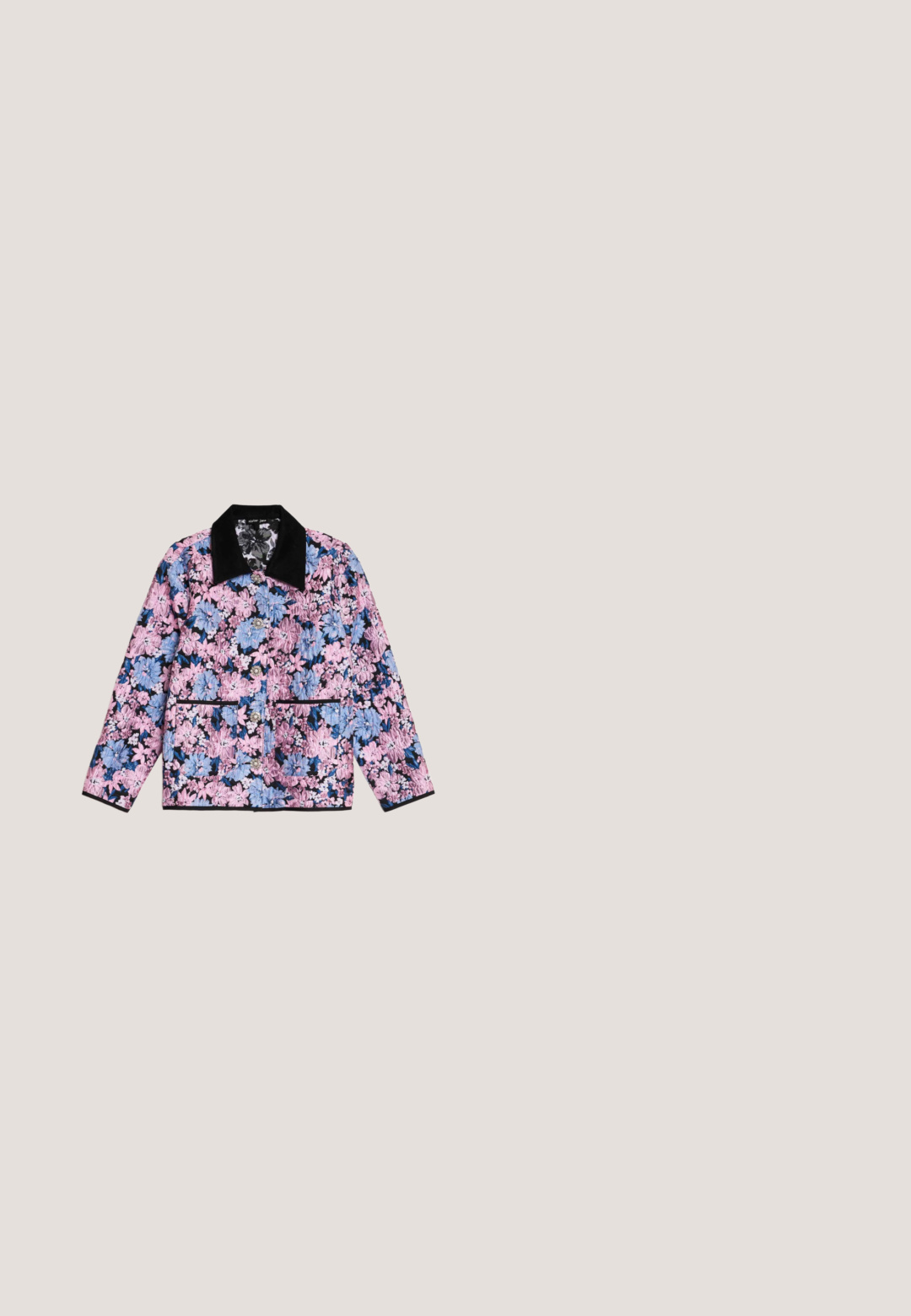 Chaqueta de manga larga con estampado floral rosa y azul, cuello negro, cierre delantero con botones y dos bolsillos frontales con ribete negro.; Vestido de manga larga con escote redondeado, que presenta un patrón ondulado multicolor en rojo, rosa, naranja y amarillo sobre tela texturizada.; Zapato de tacón tipo slingback en color rosa, con punta de almendra, diseño minimalista, pequeño tacón y un lazo decorativo en la parte frontal. Fabricado en material suave.; Gafas de sol ovaladas translúcidas de color rosa con lentes tintados oscuros y detalles decorativos sutiles en las varillas, mostradas sobre un fondo blanco.; Bolso pequeño de color rosa pálido con una gran decoración de flor que presenta un centro de perlas y pedrería, asa superior y correa de cadena dorada.; Pendientes con marco dorado con partes superiores ovaladas rosas y colgantes inferiores ovalados de piedra moteada en beige, negro y gris sobre un fondo claro y liso.