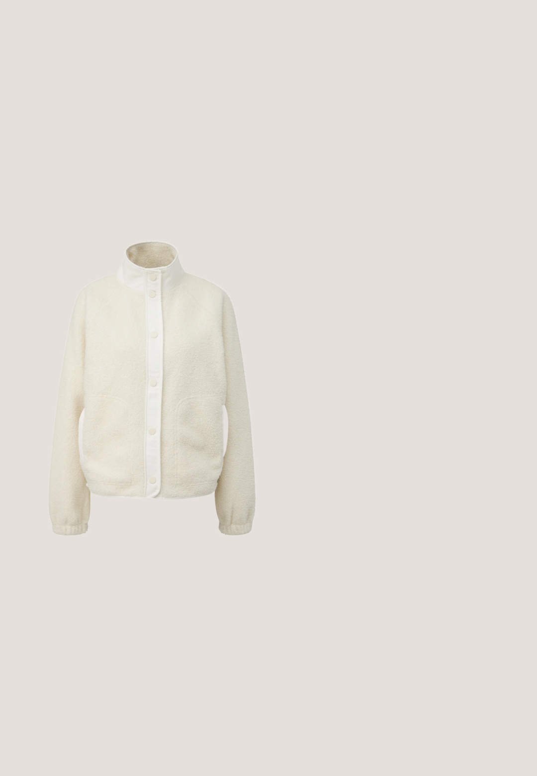 Chaqueta de forro polar crema con cuello alzado y cierre de botones a presión. Cuenta con bolsillos laterales y puños elásticos para un ajuste ceñido.; Cárdigan beige de punto con cuello en V, tres botones marrones en la parte delantera, mangas largas y puños y bajo de canalé.; Camiseta beige de algodón de manga corta con escote redondo y corte holgado, mostrada sobre un fondo blanco.; Pantalones deportivos de tela color crema con textura suave, cintura elástica, bolsillos laterales y la palabra "self." bordada en marrón.; Zapatilla de ante de color beige, con un suave forro de piel de oveja crema. Cuenta con una suela de goma plana y texturizada para mayor agarre.; Bolso bandolera de piel blanca con acabado texturizado, que cuenta con un bolsillo frontal con cremallera y herrajes en tono dorado. Incluye correa ajustable.