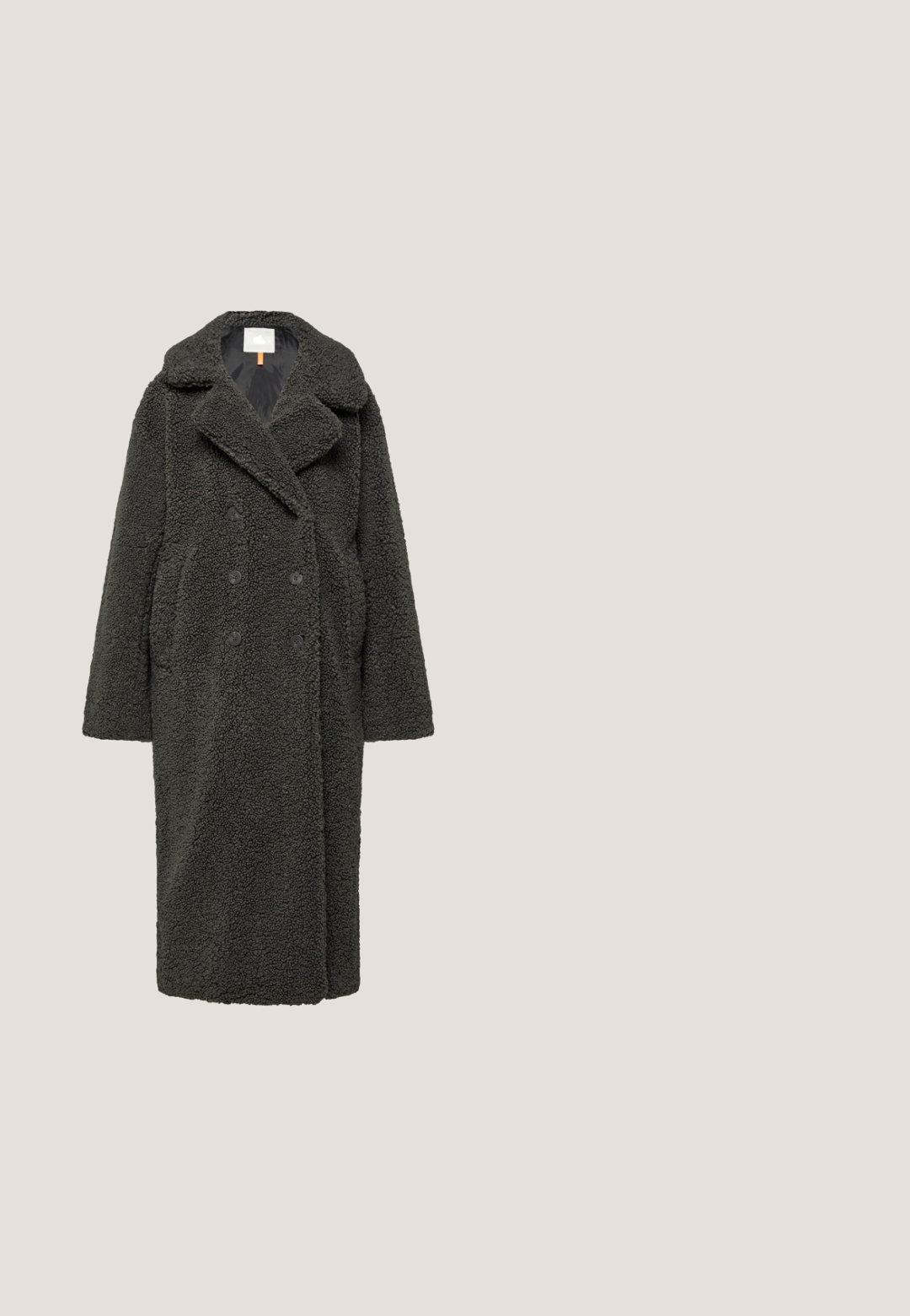 Donkergroen, luxe, dubbelzijdige jas met een gestructureerde afwerking, brede kraag en twee zijzakken. Tailored fit, knielange ontwerp.; Lichtgrijze gebreide trui met lange mouwen en een ronde hals, weergegeven op een effen witte achtergrond.; Grijze wijde broek van een zachte, gestructureerde stof. Heeft een elastische tailleband en rechte pijpen, zonder zichtbare prints of versieringen.; Grijze enkellaarsjes met een lage snit, elastische zijkanten en accenten van bruin leer; platte rubberen zool voor comfort en stabiliteit.; Lichtgrijze rechthoekige handtas met twee bovenhandgrepen en een verstelbare schouderriem, minimalistisch ontwerp met een merkembleem aan de voorkant.; Zilveren hoops met een gebogen, golvende vorm. Gladde metalen textuur, voorzien van een gepolijste afwerking. Lichtgewicht met een stekker aan de achterkant.